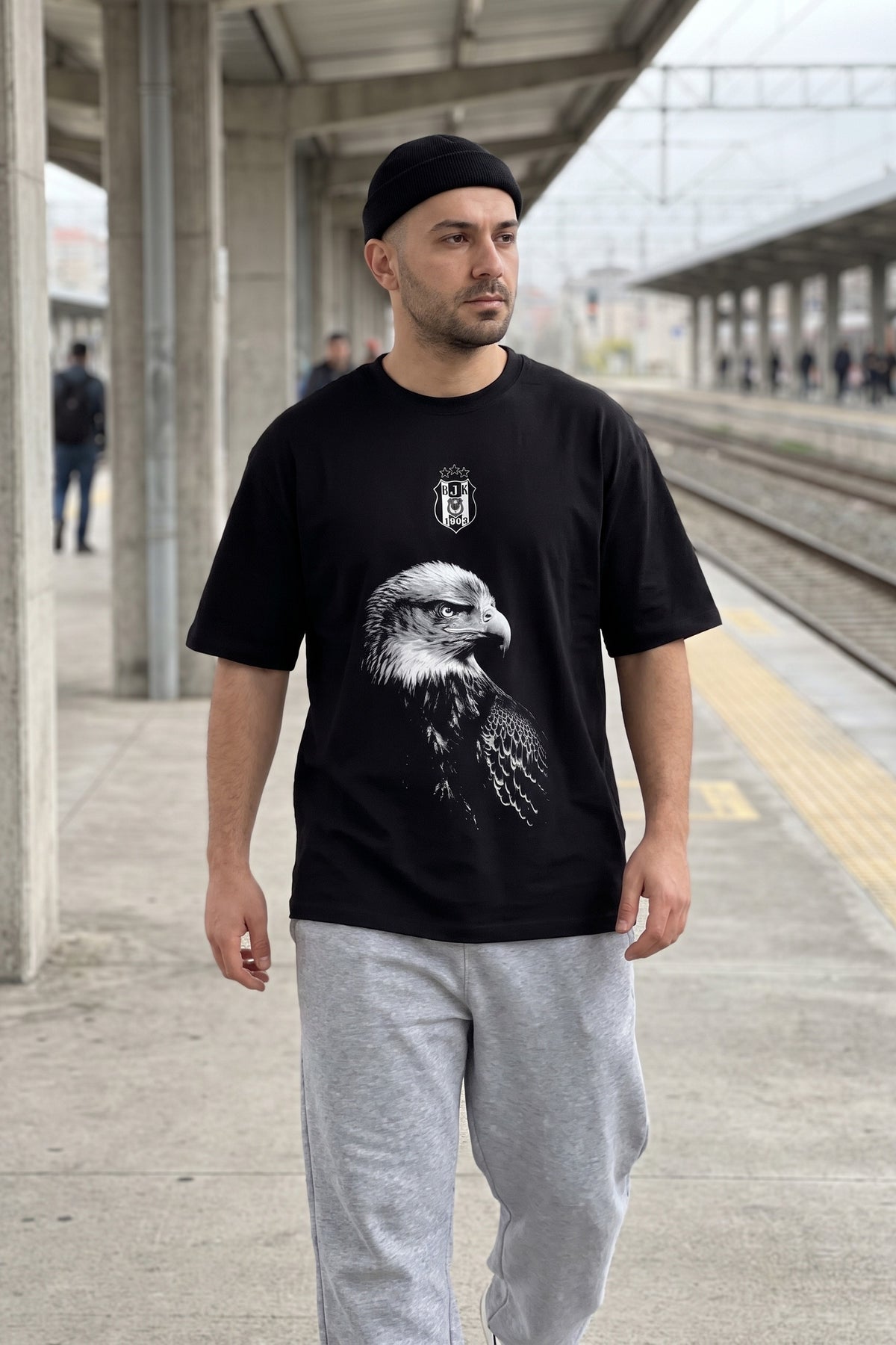 REALSTIL Beşiktaş Oversized T-Shirt Black – Model Herren