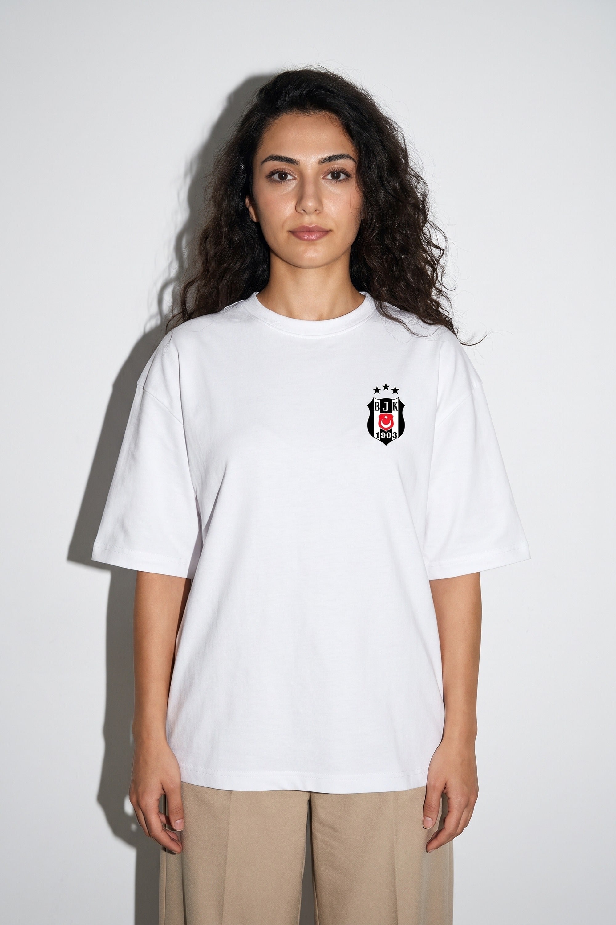 REALSTIL Beşiktaş Oversized T-Shirt White – Model Damen
