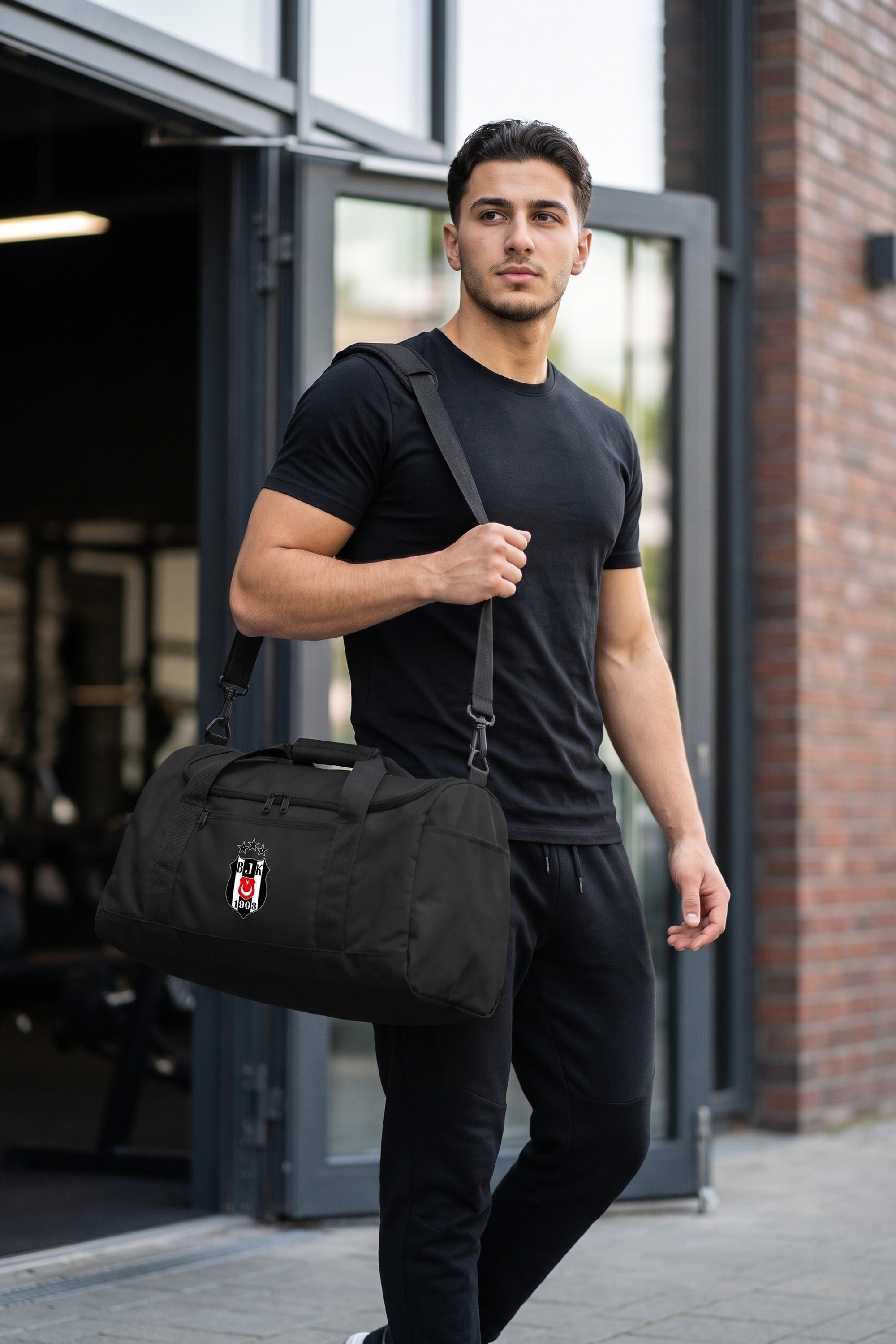Beşiktaş Sporttasche in Schwarz – Model-Foto