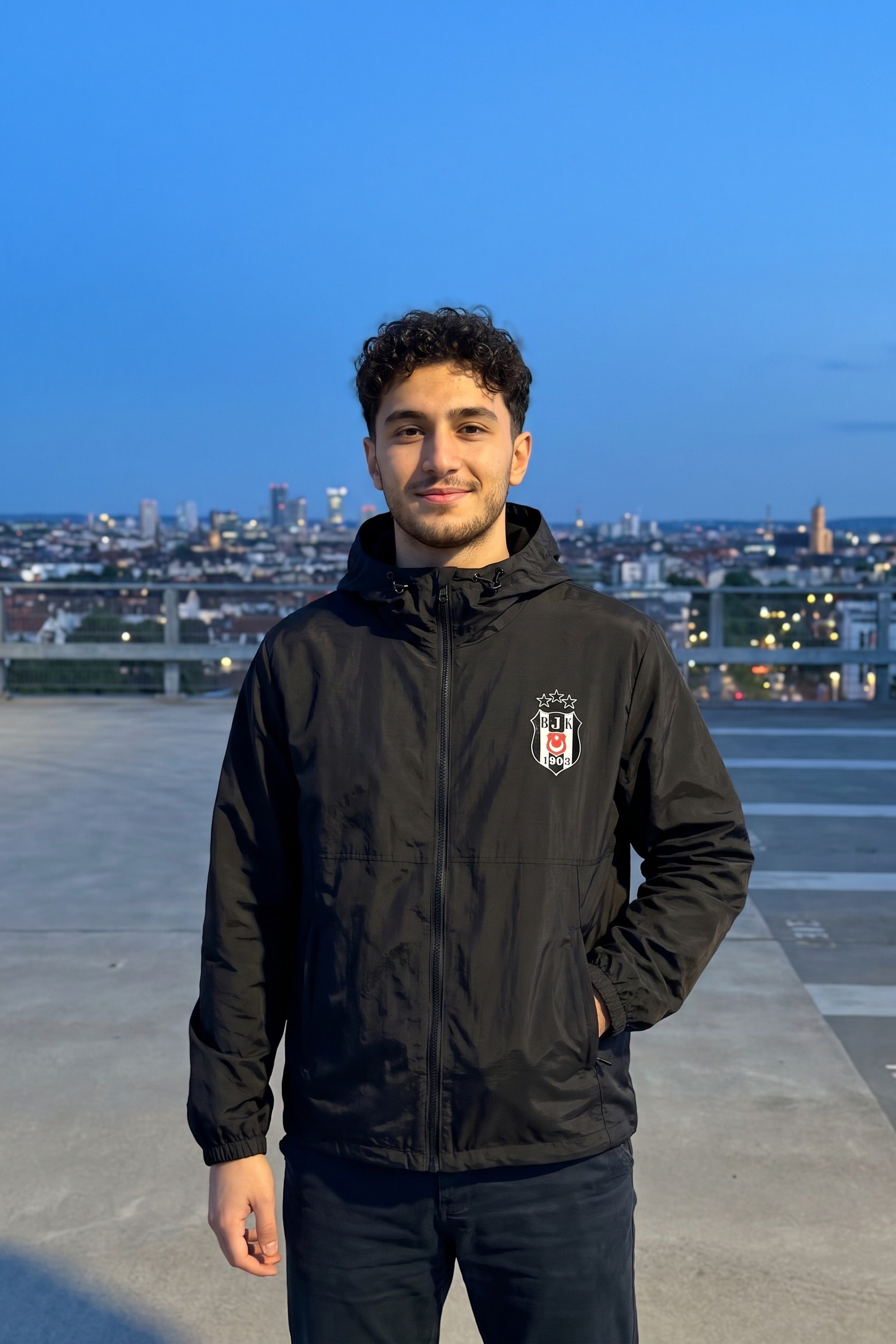 Beşiktaş Windbreaker in Schwarz – Model-Foto Herren