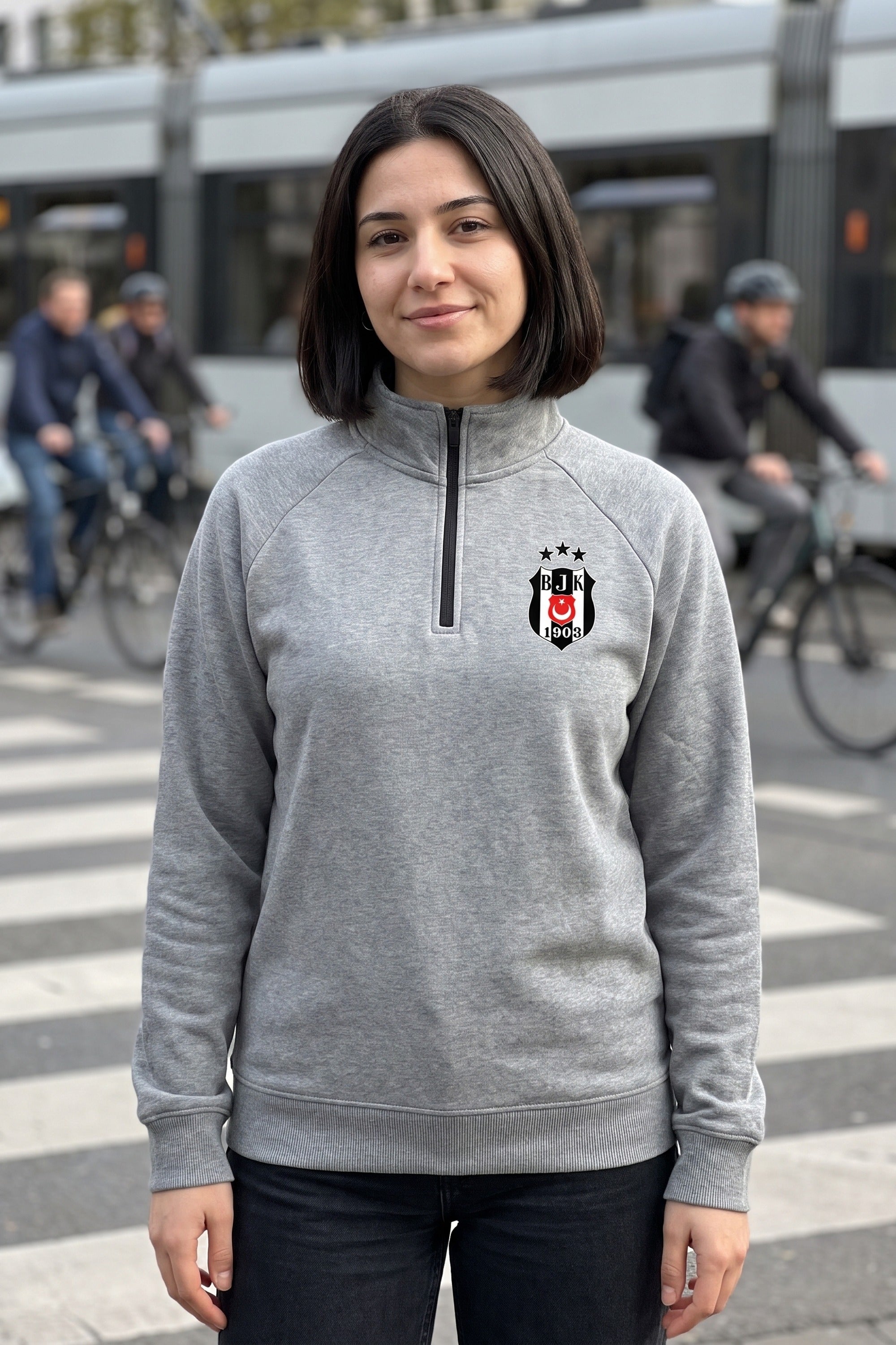 Beşiktaş Zip Longsleeve in Grau – Model-Foto Damen