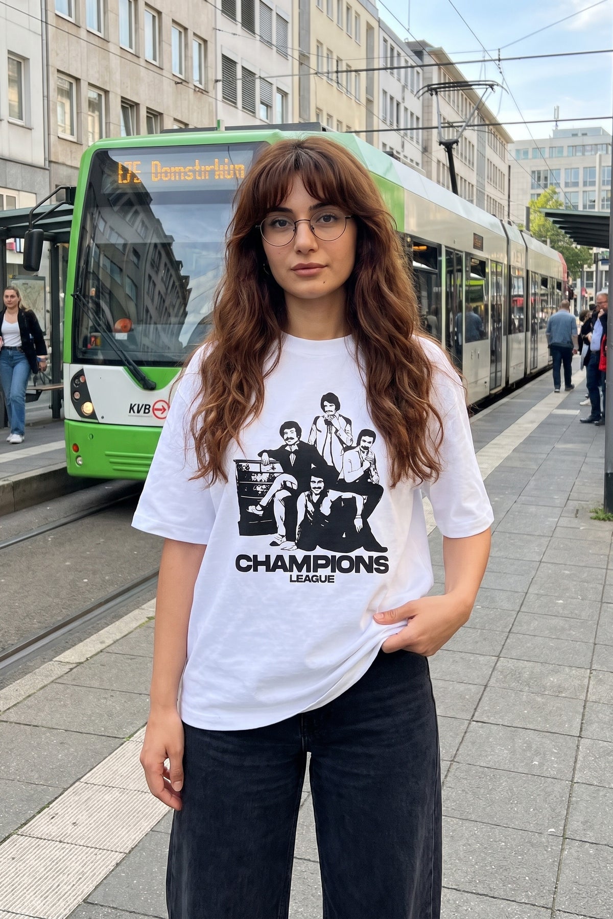 REALSTIL Champions League Oversized T-Shirt White – Model Damen