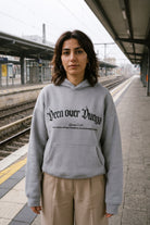 REALSTIL Deen Over Dunya Oversized Hoodie Light Asphalt – Model Damen