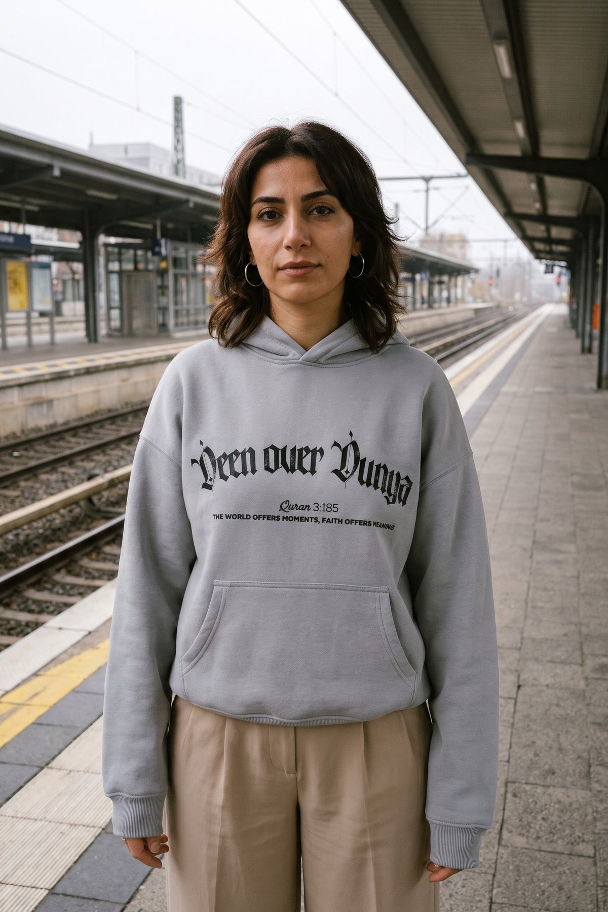 REALSTIL Deen Over Dunya Oversized Hoodie Light Asphalt – Model Damen