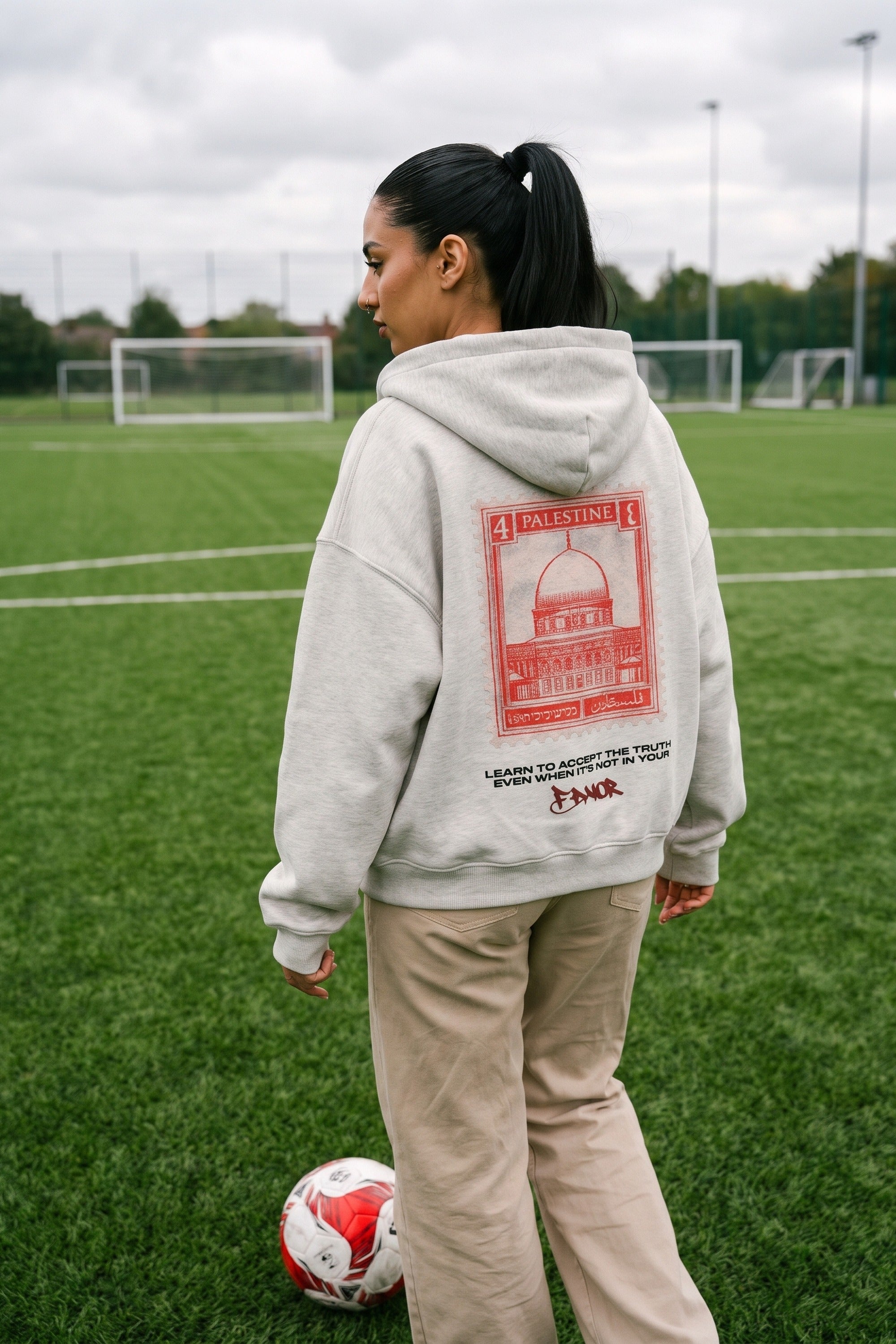 REALSTIL Palestine Oversized Zipper Hoodie Light Asphalt – Model Damen