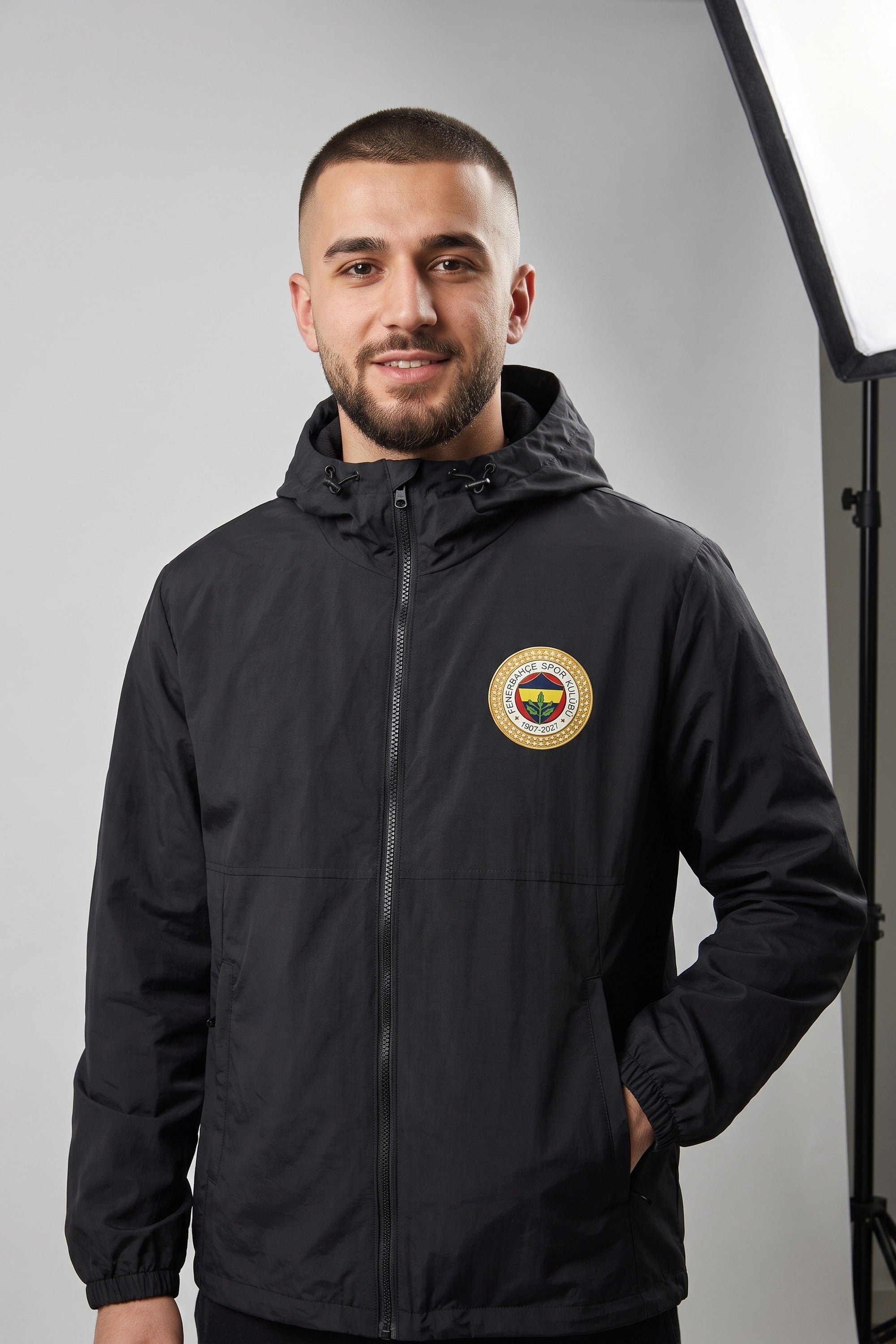 Fenerbahçe Windbreaker Gold Emblem in Schwarz – Model-Foto Herren