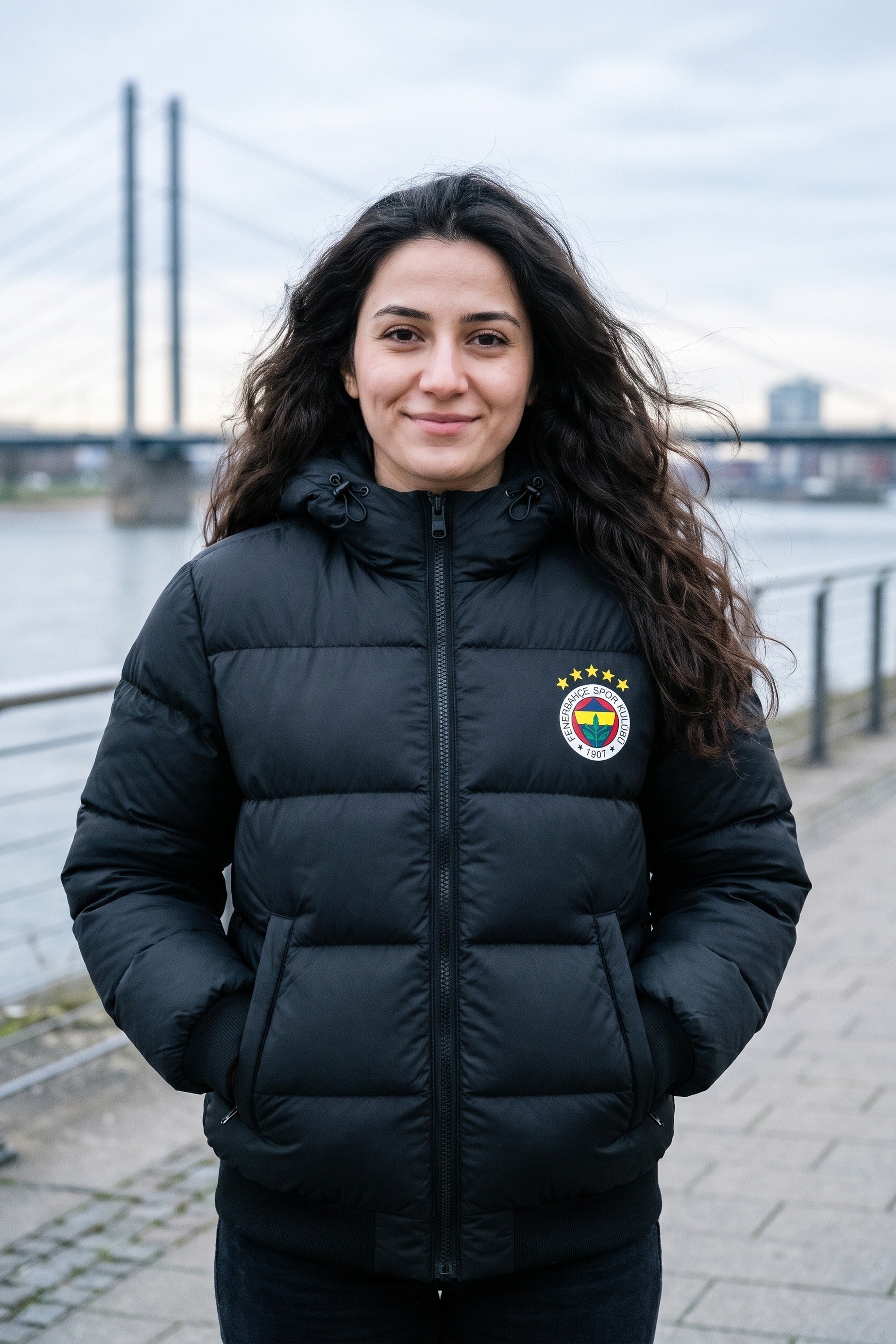 Fenerbahçe Steppjacke – Kadıköy in Schwarz – Model-Foto Damen