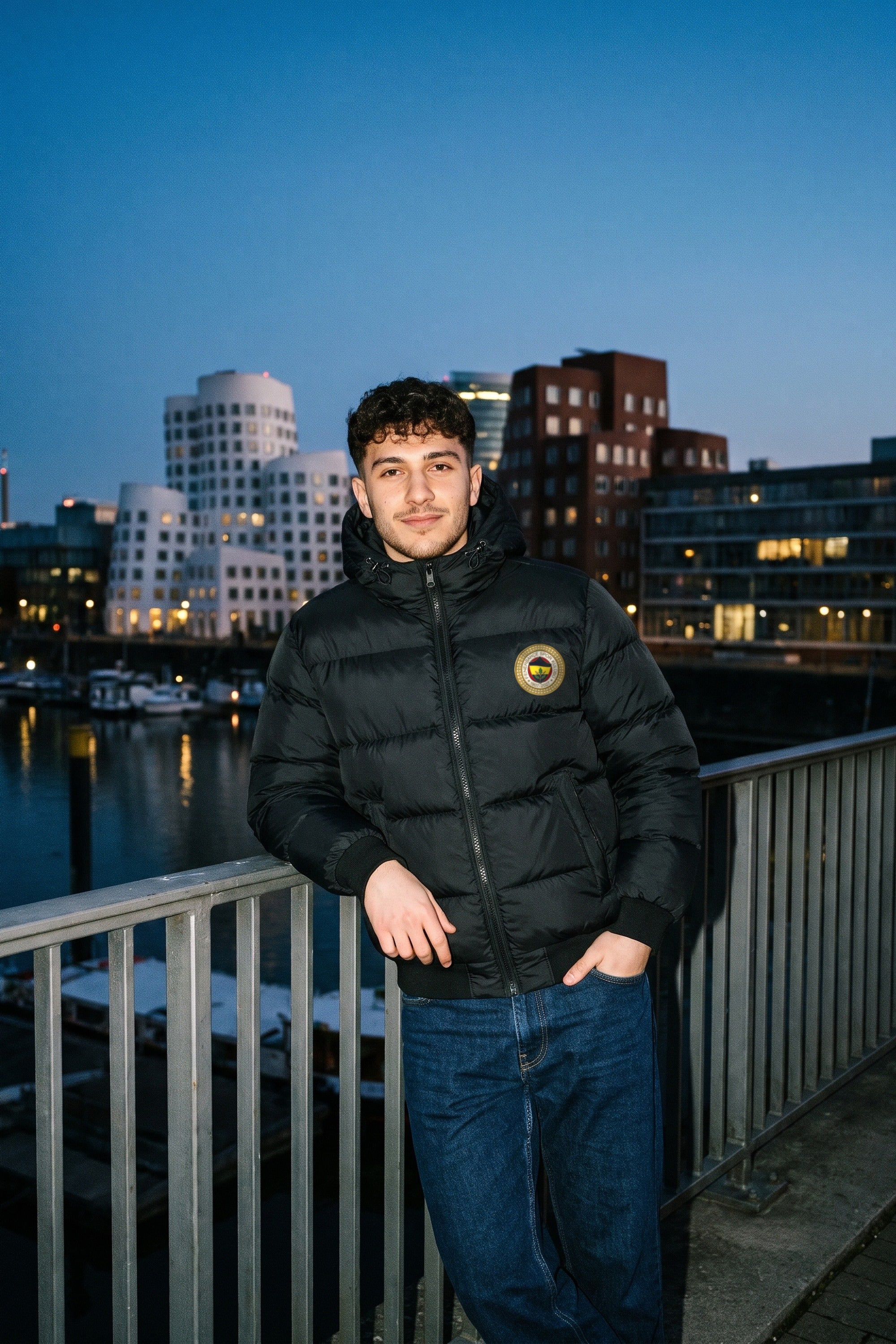 Fenerbahçe Steppjacke in Schwarz – Model-Foto Herren