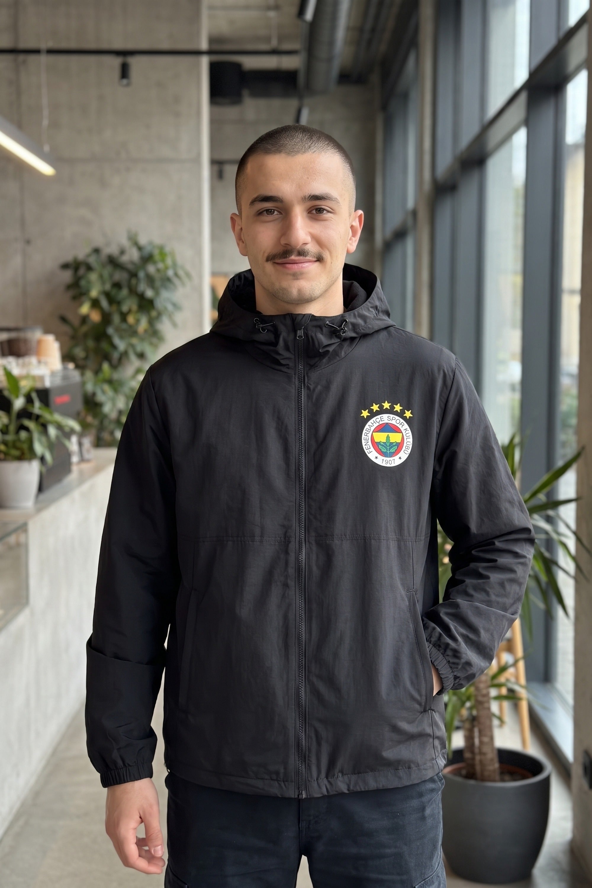 Fenerbahçe Windbreaker Wappen in Schwarz – Model-Foto Herren