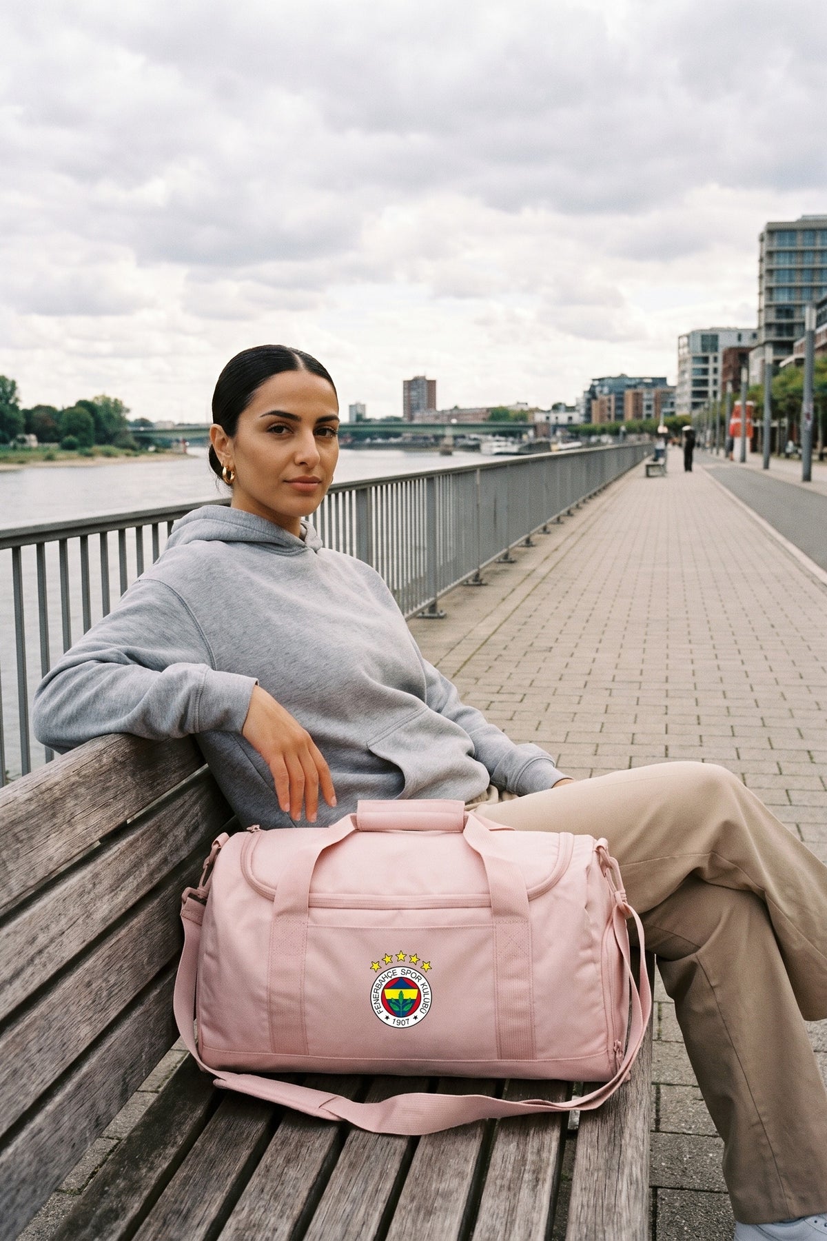 Fenerbahçe Sporttasche 02 in Fresh Pink – Model-Foto