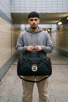 Fenerbahçe Sporttasche 02 in Schwarz – Model-Foto