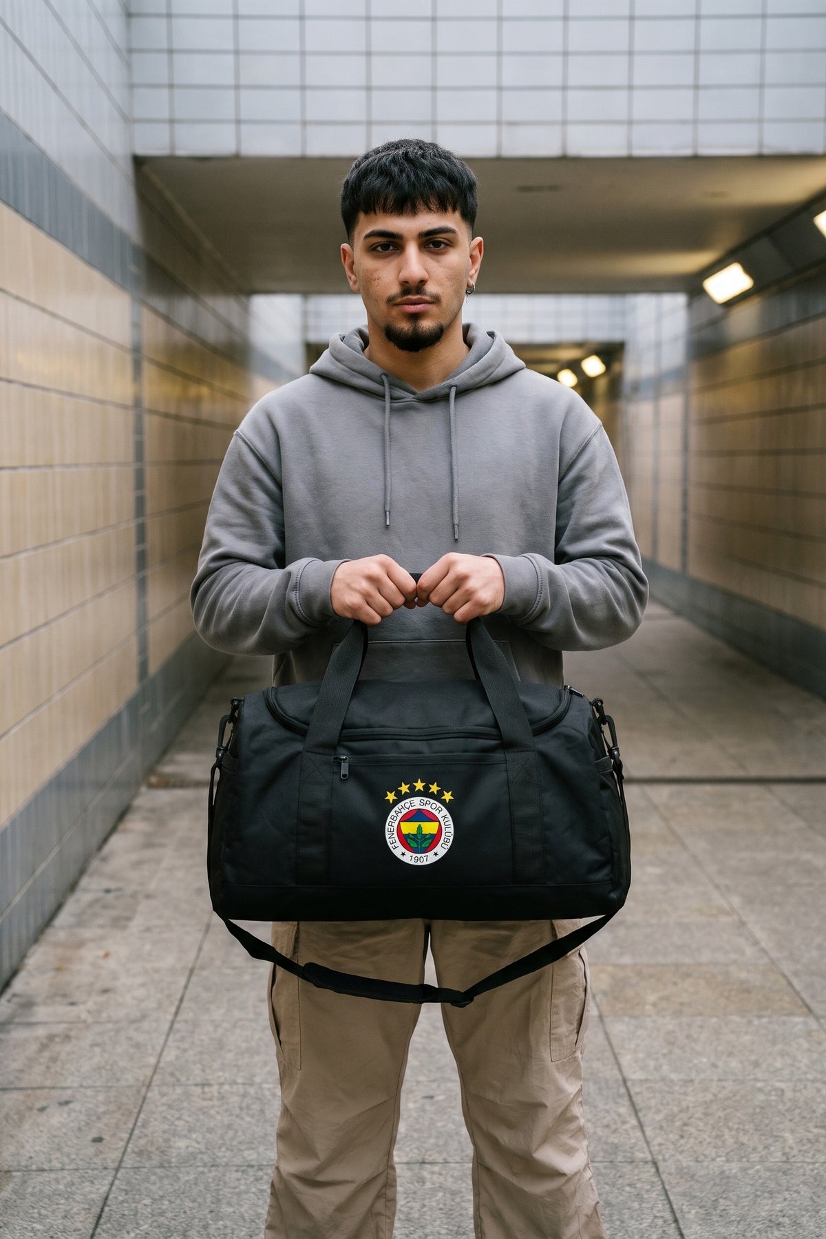 Fenerbahçe Sporttasche 02 in Schwarz – Model-Foto
