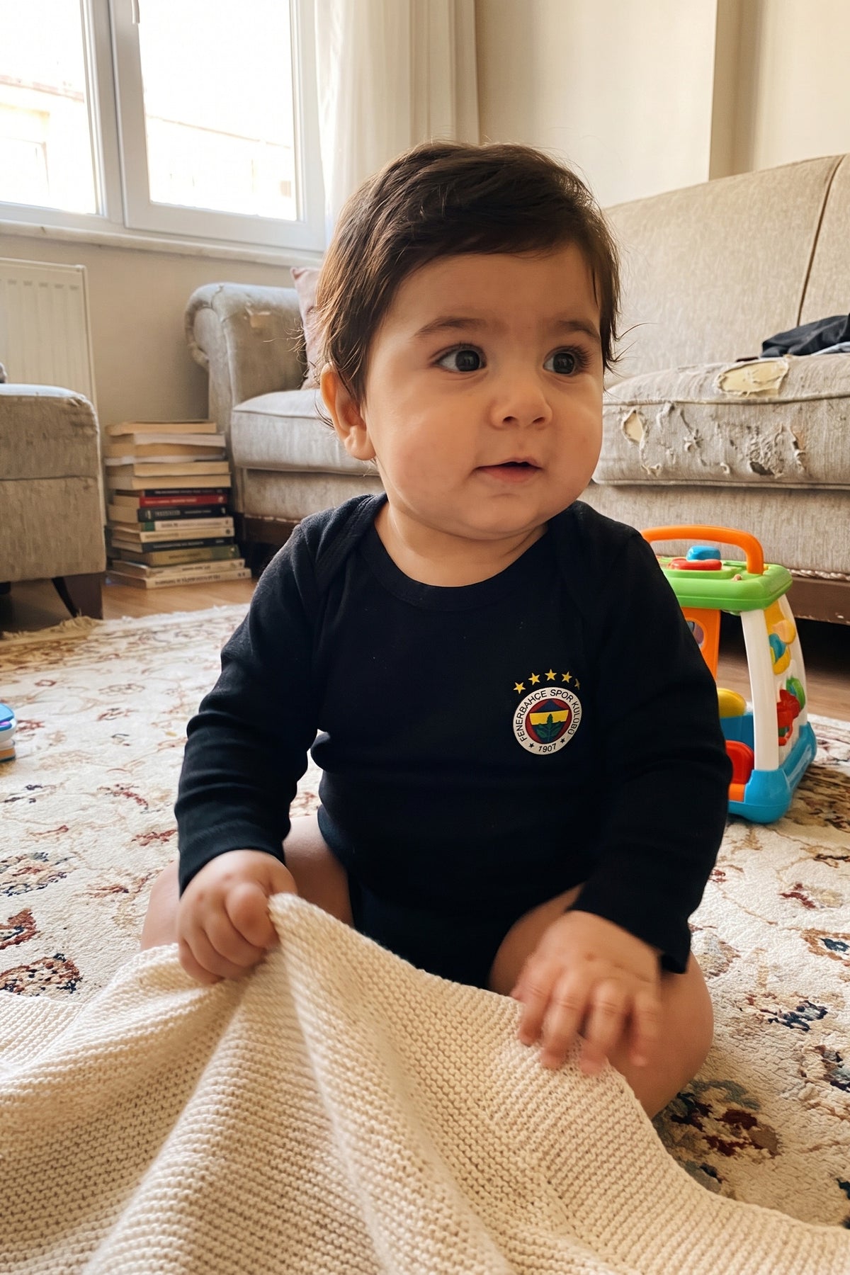 Fenerbahçe Bio-Babybody Langarm – Kadıköy – Baby trägt den Body