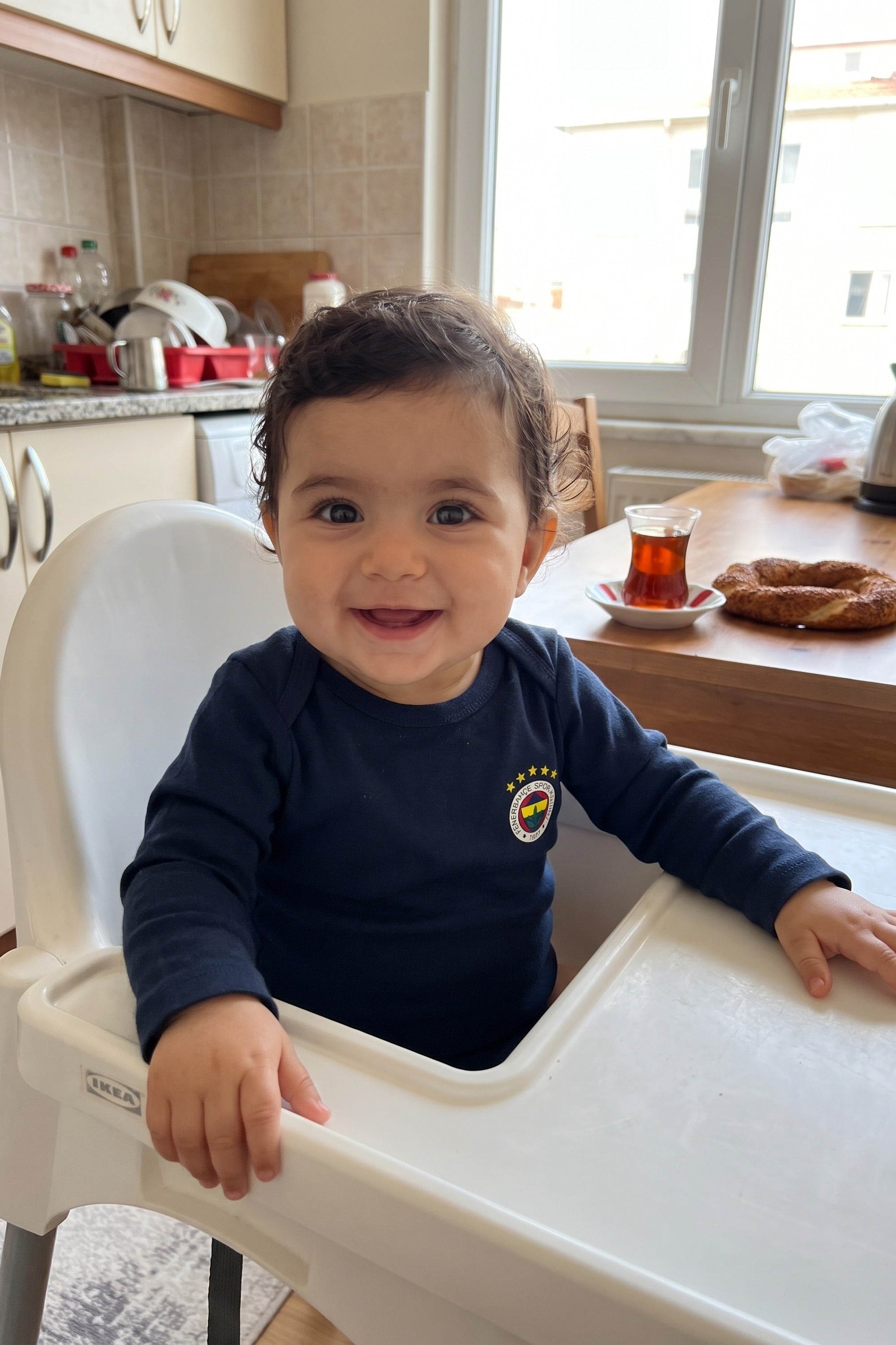 Fenerbahçe Bio-Babybody Langarm – Kadıköy – Baby trägt den Body