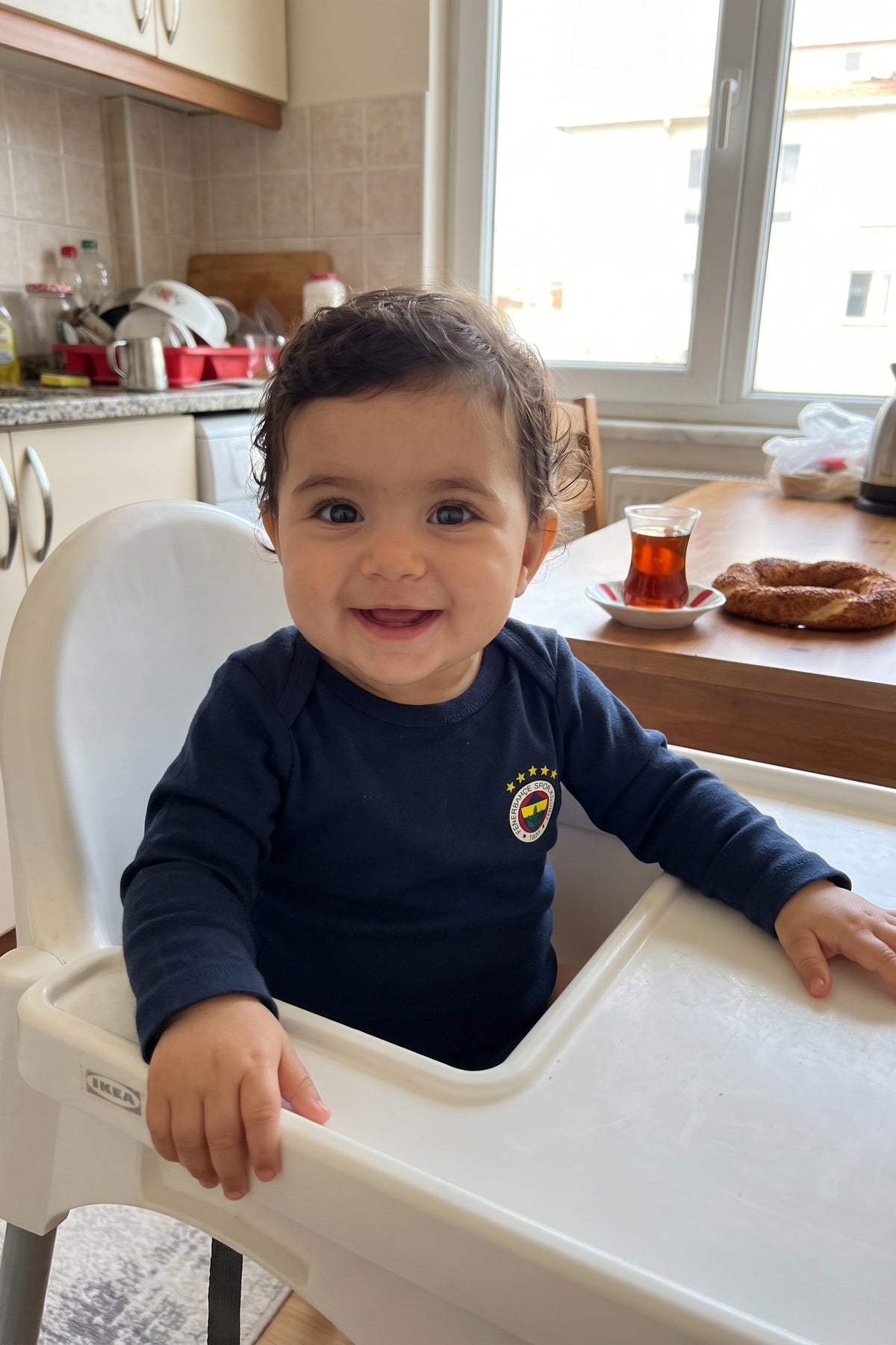 Fenerbahçe Bio-Babybody Langarm – Kadıköy – Baby trägt den Body