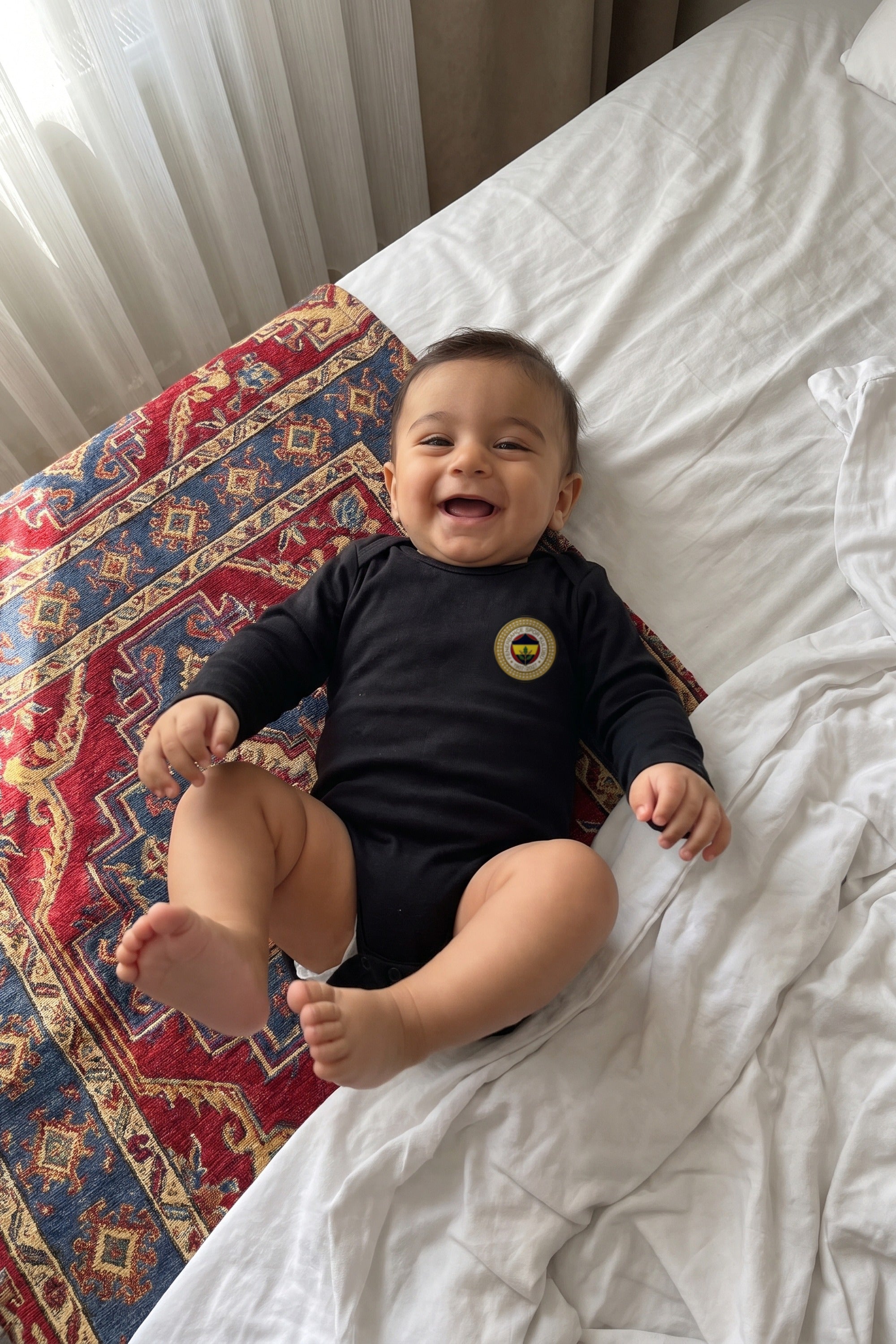 Fenerbahçe Bio-Babybody Langarm – Kanarya – Baby trägt den Body