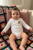 Fenerbahçe Bio-Babybody Langarm – Kanarya – Baby trägt den Body