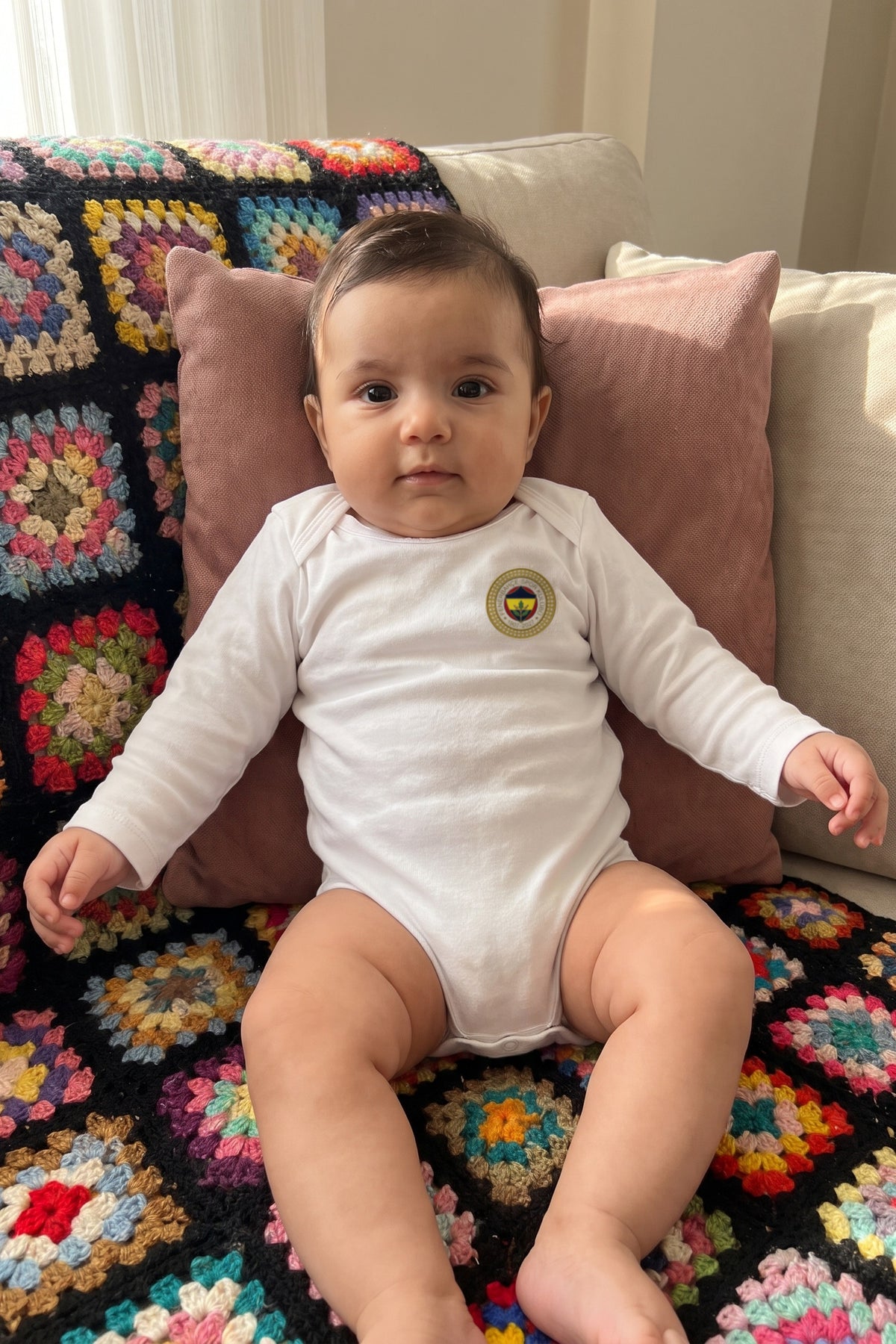 Fenerbahçe Bio-Babybody Langarm – Kanarya – Baby trägt den Body