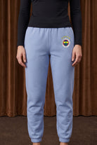 Fenerbahçe Jogger in Powder Blue – Nahaufnahme des Prints