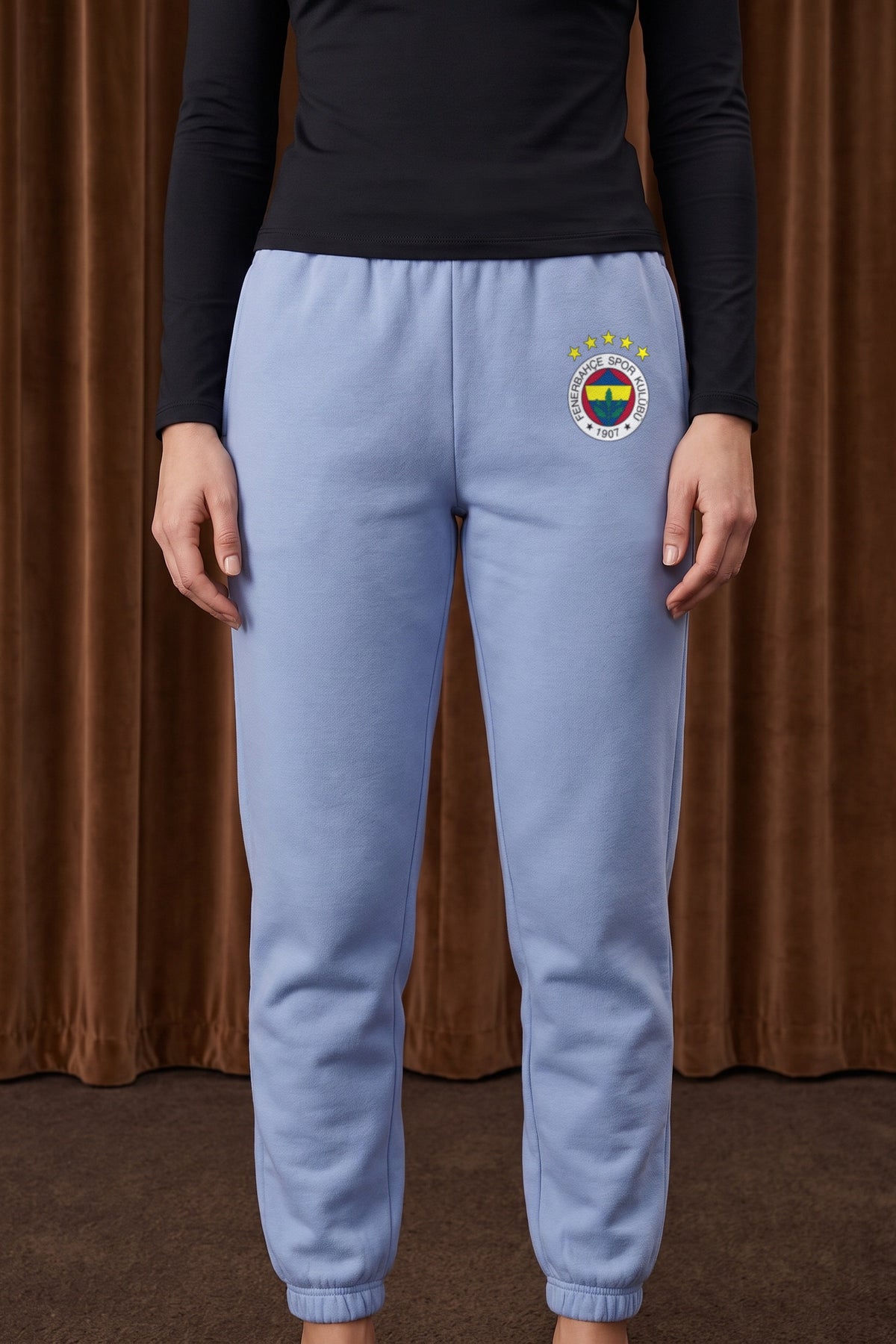 Fenerbahçe Jogger in Powder Blue – Nahaufnahme des Prints