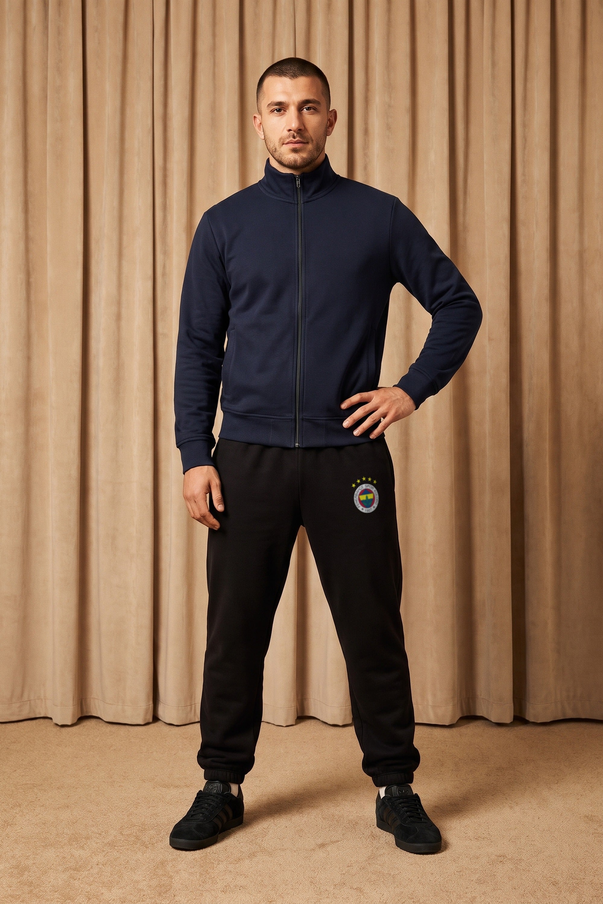 Fenerbahçe Jogger in Schwarz – getragen im Studio