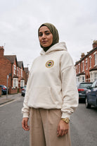 REALSTIL Fenerbahçe Oversized Hoodie White Sand – Model Damen