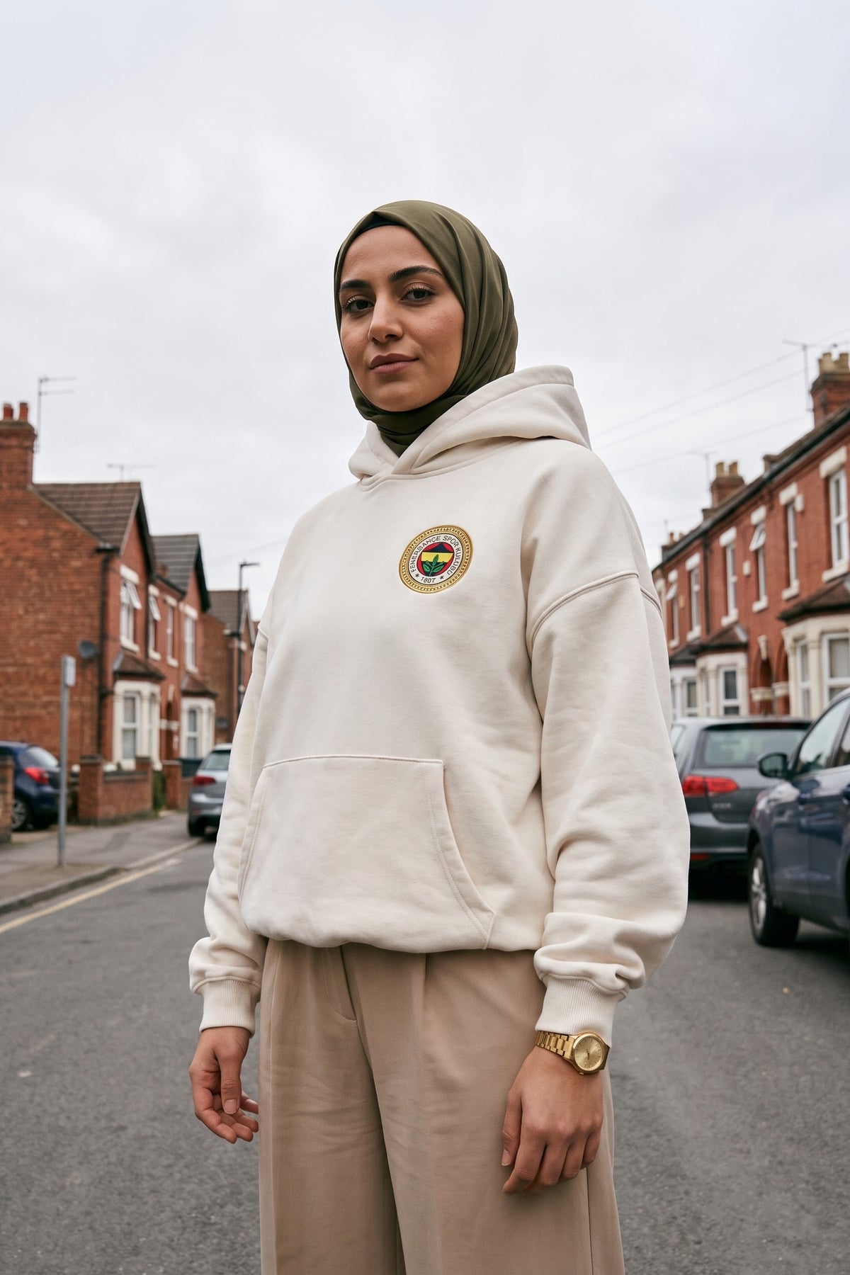 REALSTIL Fenerbahçe Oversized Hoodie White Sand – Model Damen