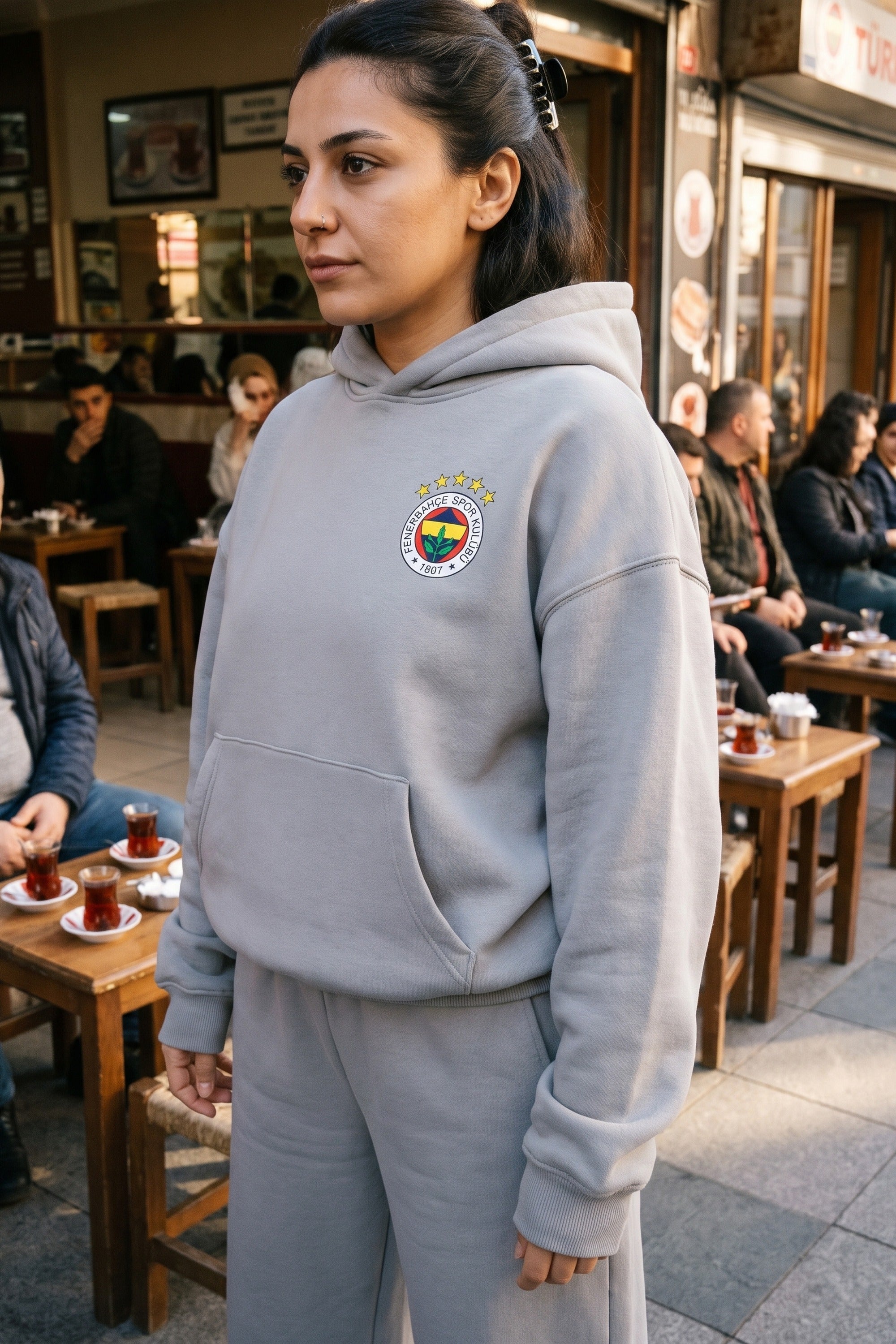 REALSTIL Fenerbahçe Oversized Hoodie Light Asphalt – Model Damen