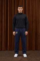 Fenerbahçe Oversized Jogger in Deep Navy – getragen im Studio