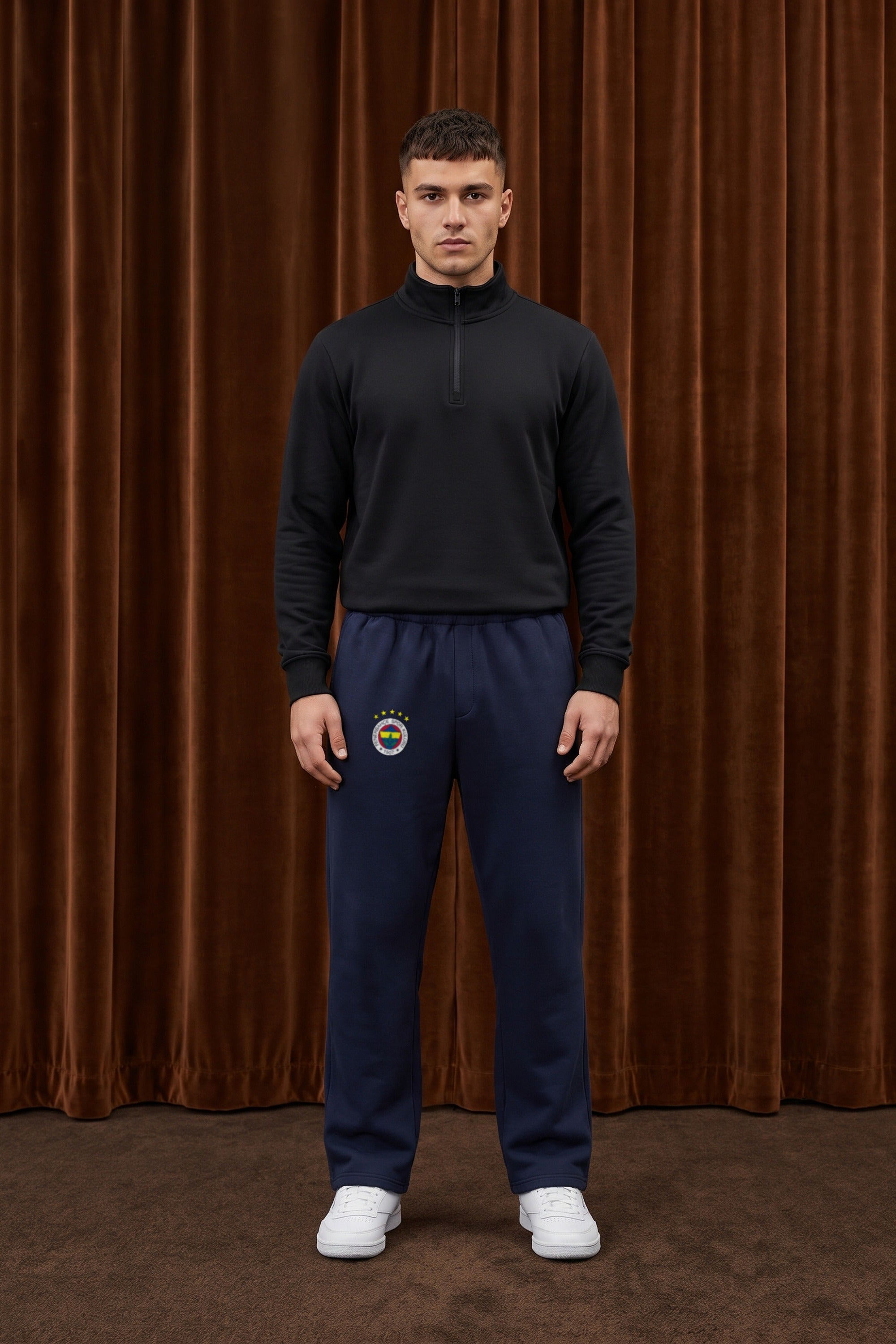 Fenerbahçe Oversized Jogger in Deep Navy – getragen im Studio