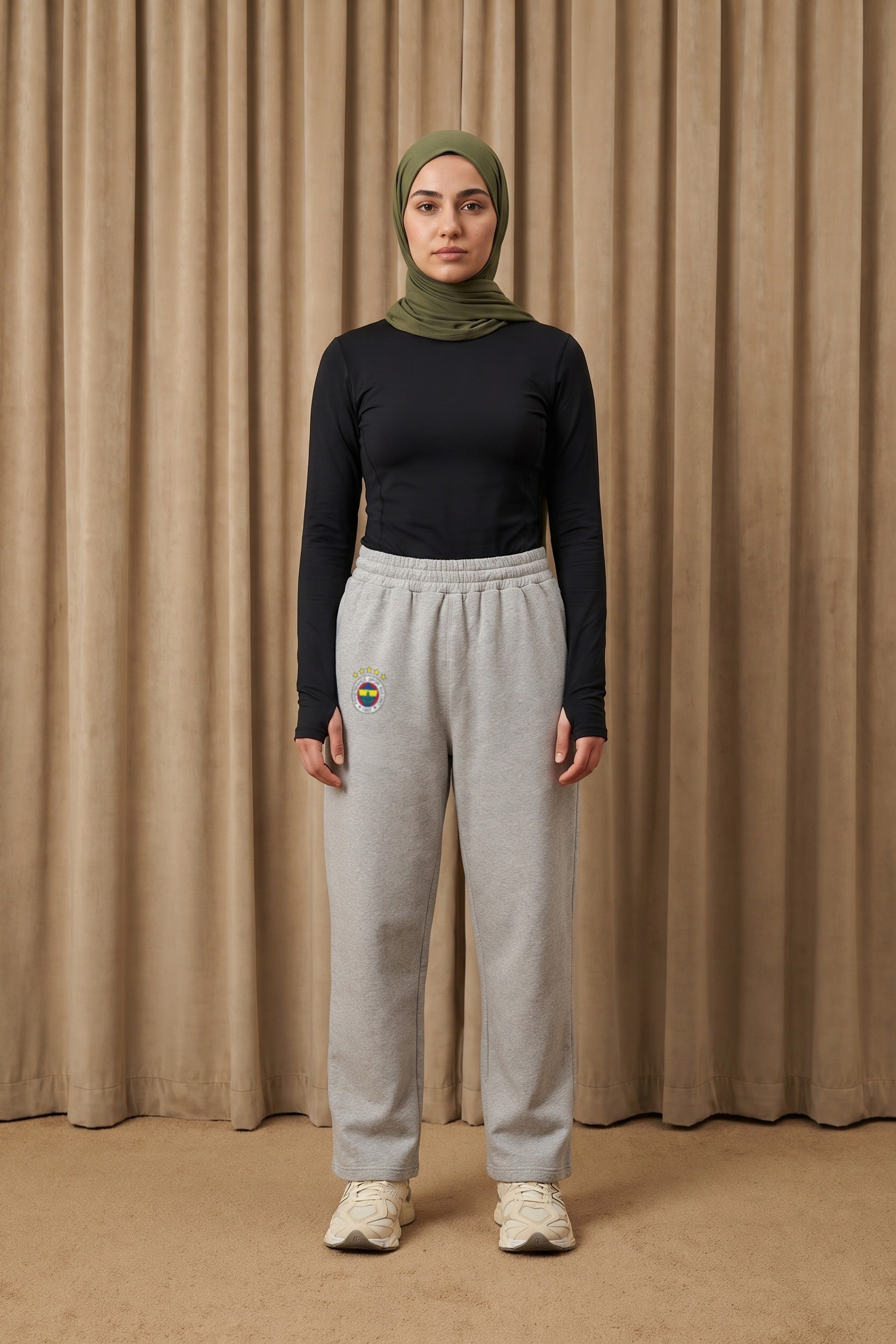Fenerbahçe Oversized Jogger in Heather Grey – getragen im Studio