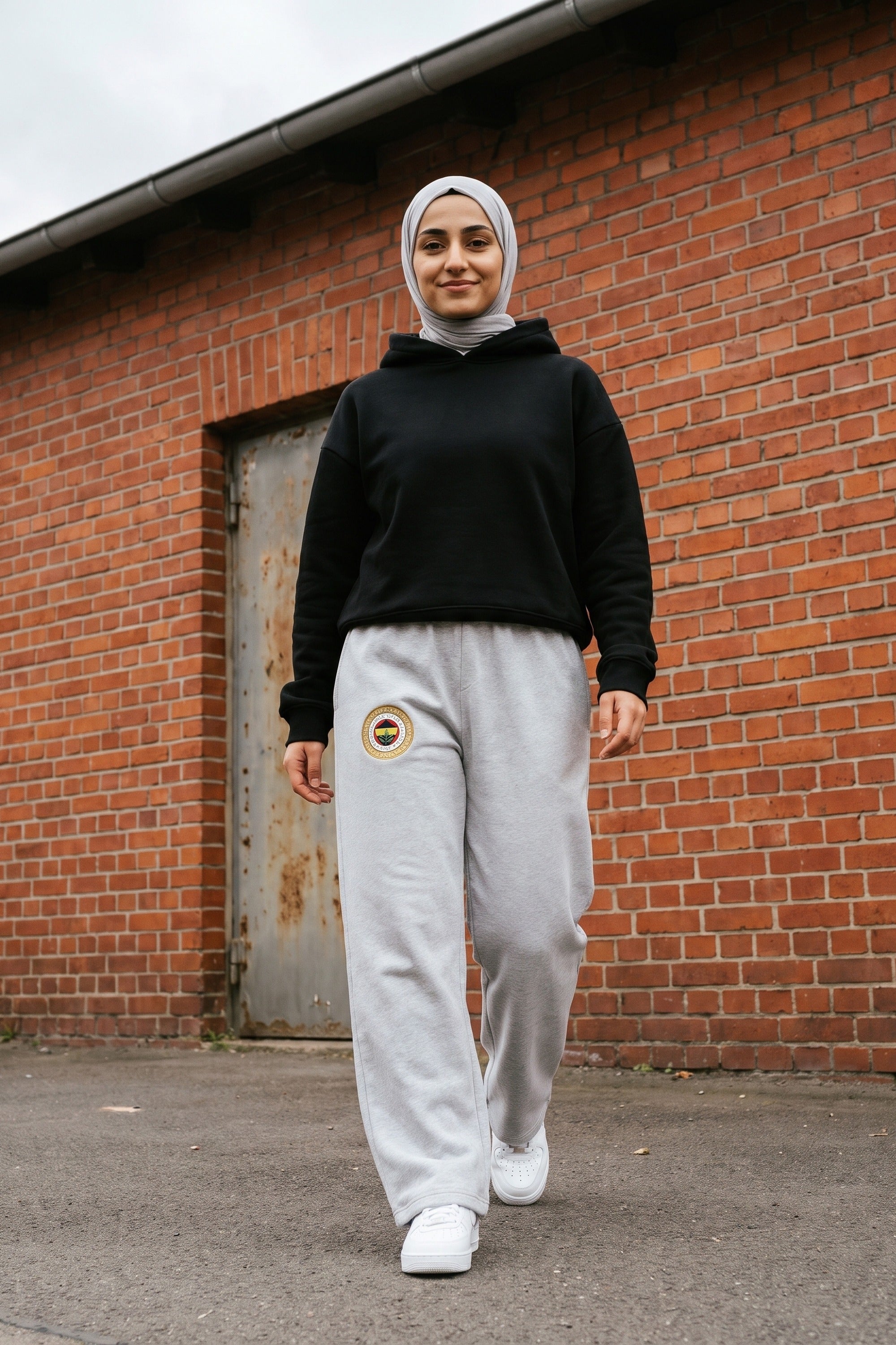 Fenerbahçe Oversized Jogger in Schwarz – getragen im Studio