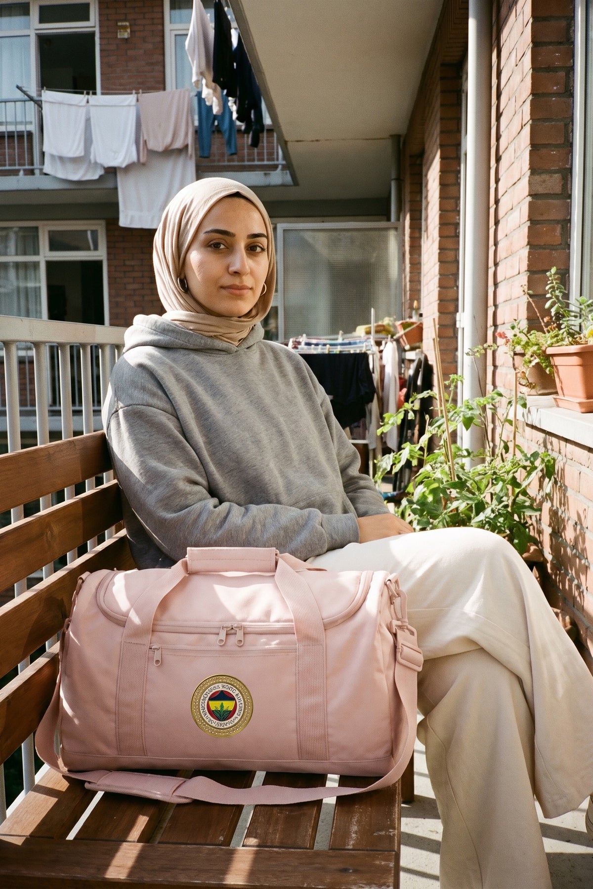 Fenerbahçe Sporttasche in Fresh Pink – Model-Foto