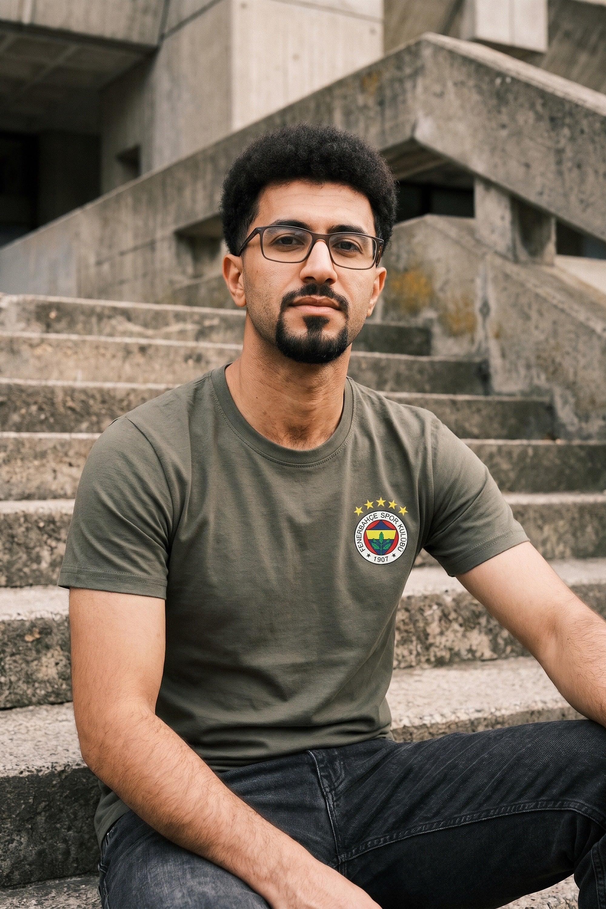 REALSTIL Fenerbahçe Regular Fit T-Shirt Khaki – Model Herren