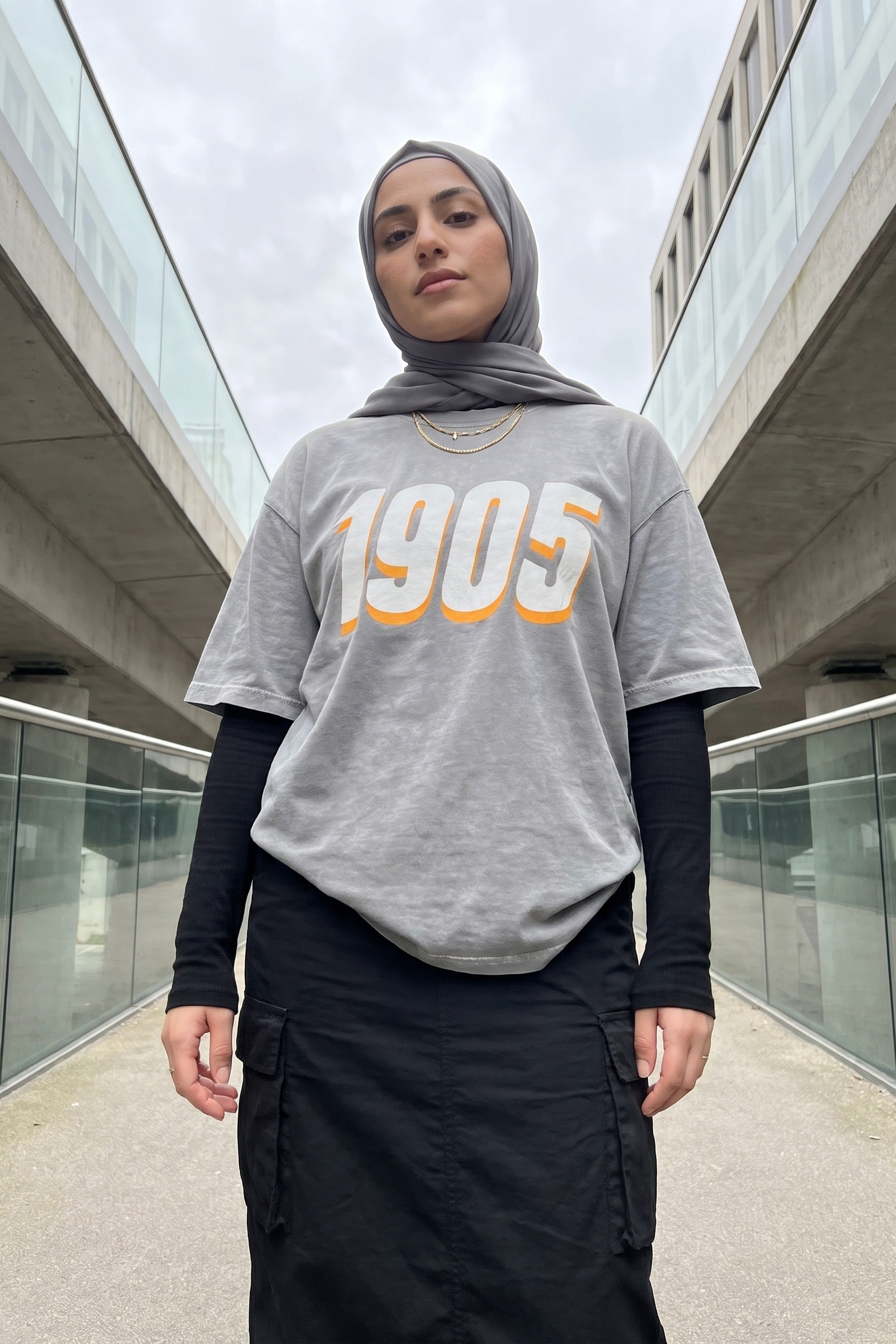 Galatasaray Aslan Washed T-Shirt in Washed Grey – Model-Foto Damen, Frontprint