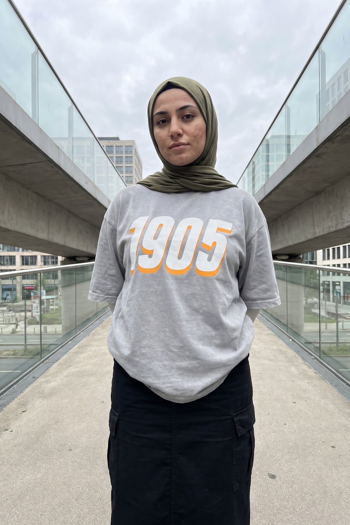 Galatasaray Aslan Washed T-Shirt in Washed Grey – Model-Foto Damen, Frontprint