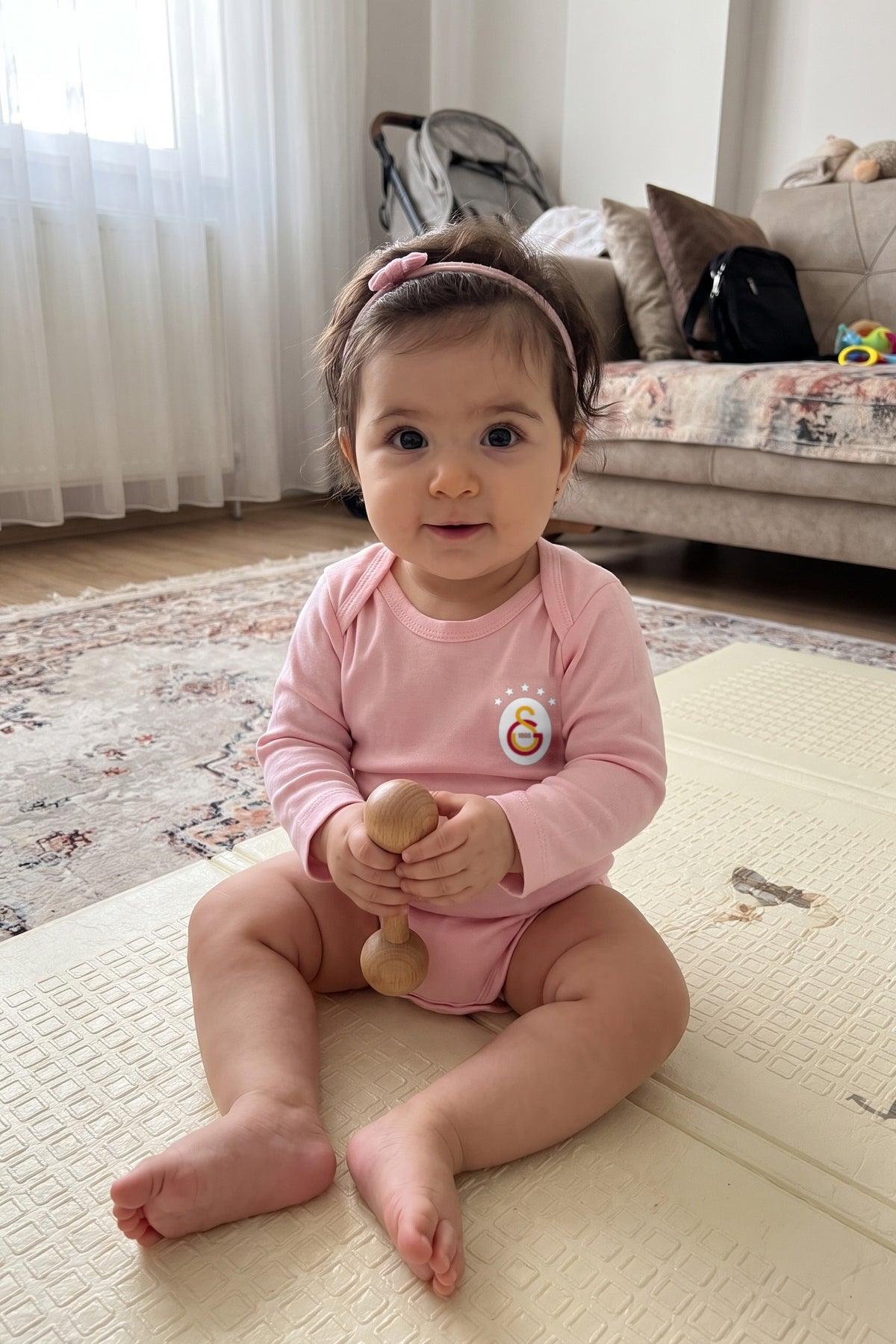 Galatasaray Bio-Babybody Langarm – Aslan – Baby trägt den Body