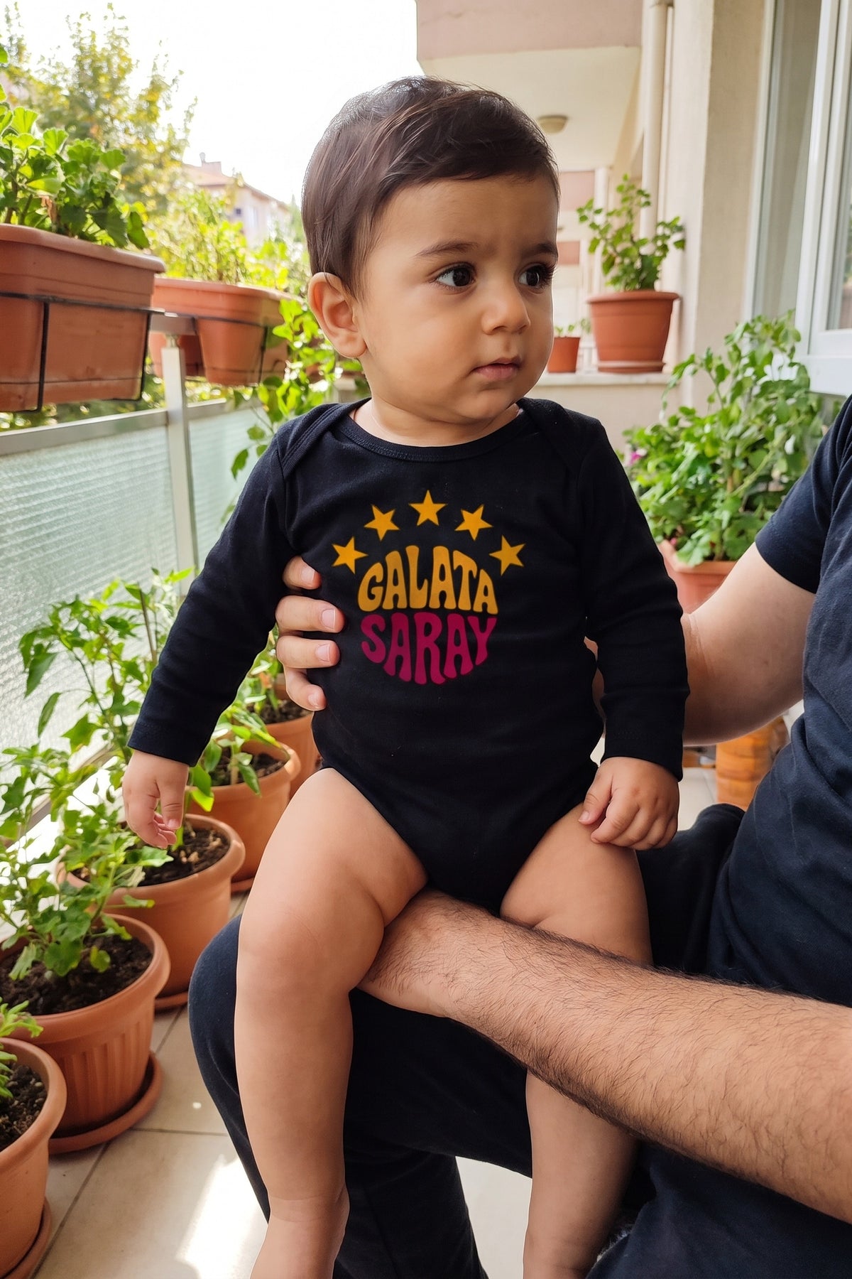 Galatasaray Bio-Babybody Langarm – Cim Bom – Baby trägt den Body