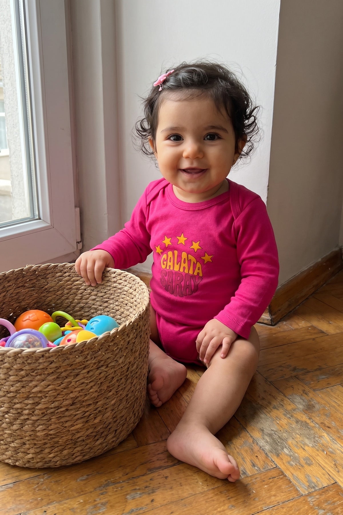 Galatasaray Bio-Babybody Langarm – Cim Bom – Baby trägt den Body