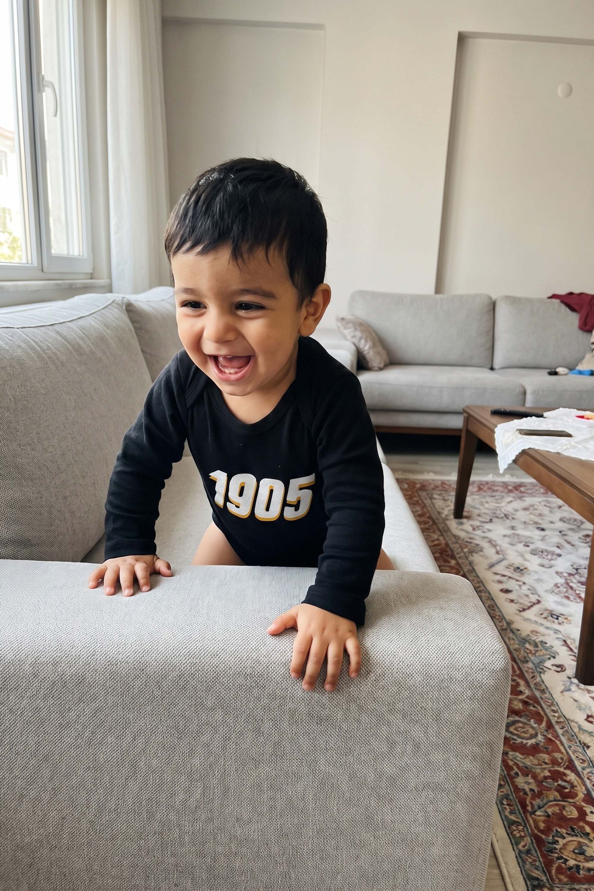 Galatasaray Bio-Babybody Langarm – Zafer – Baby trägt den Body