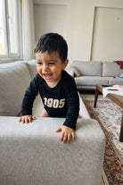 Galatasaray Bio-Babybody Langarm – Zafer – Baby trägt den Body