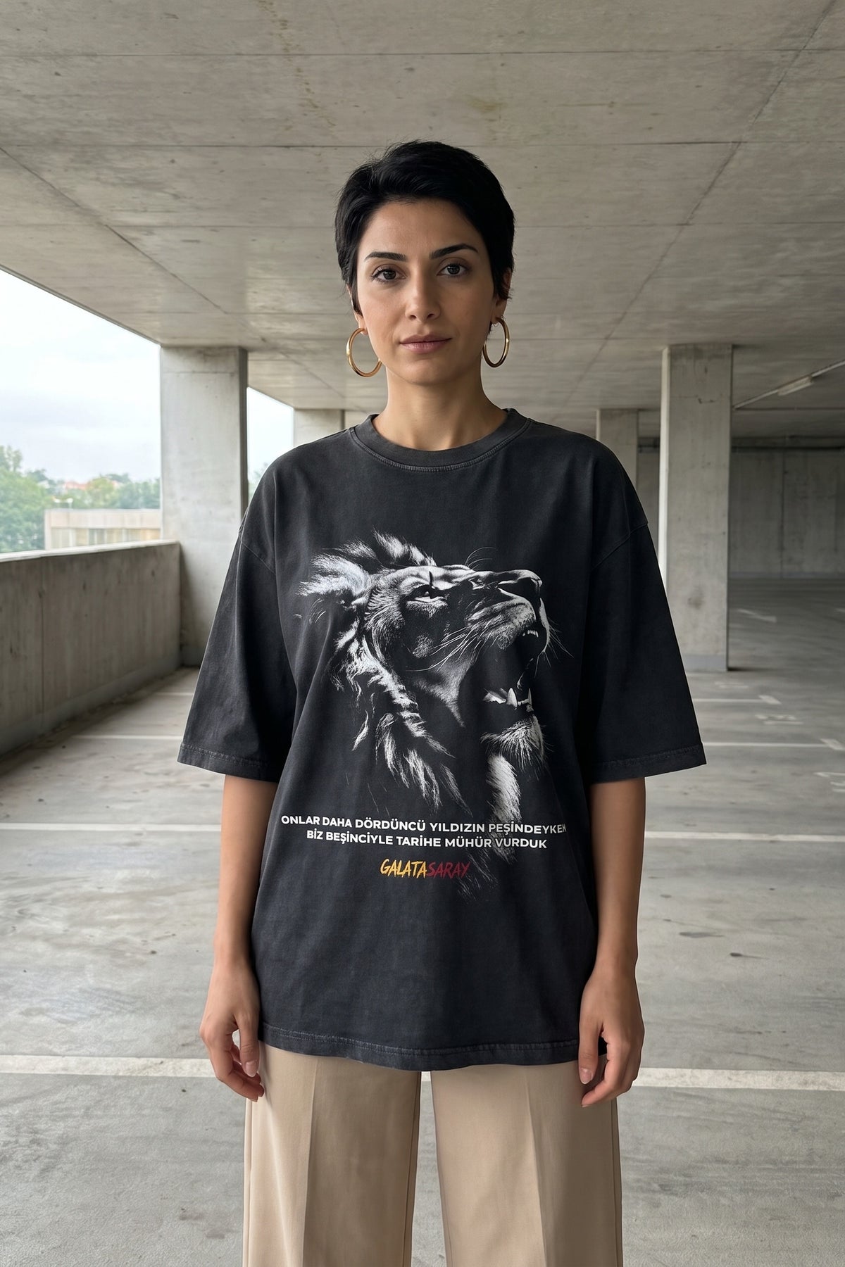 Galatasaray Cim Bom Washed T-Shirt in Washed Black – Model-Foto Damen, Frontprint