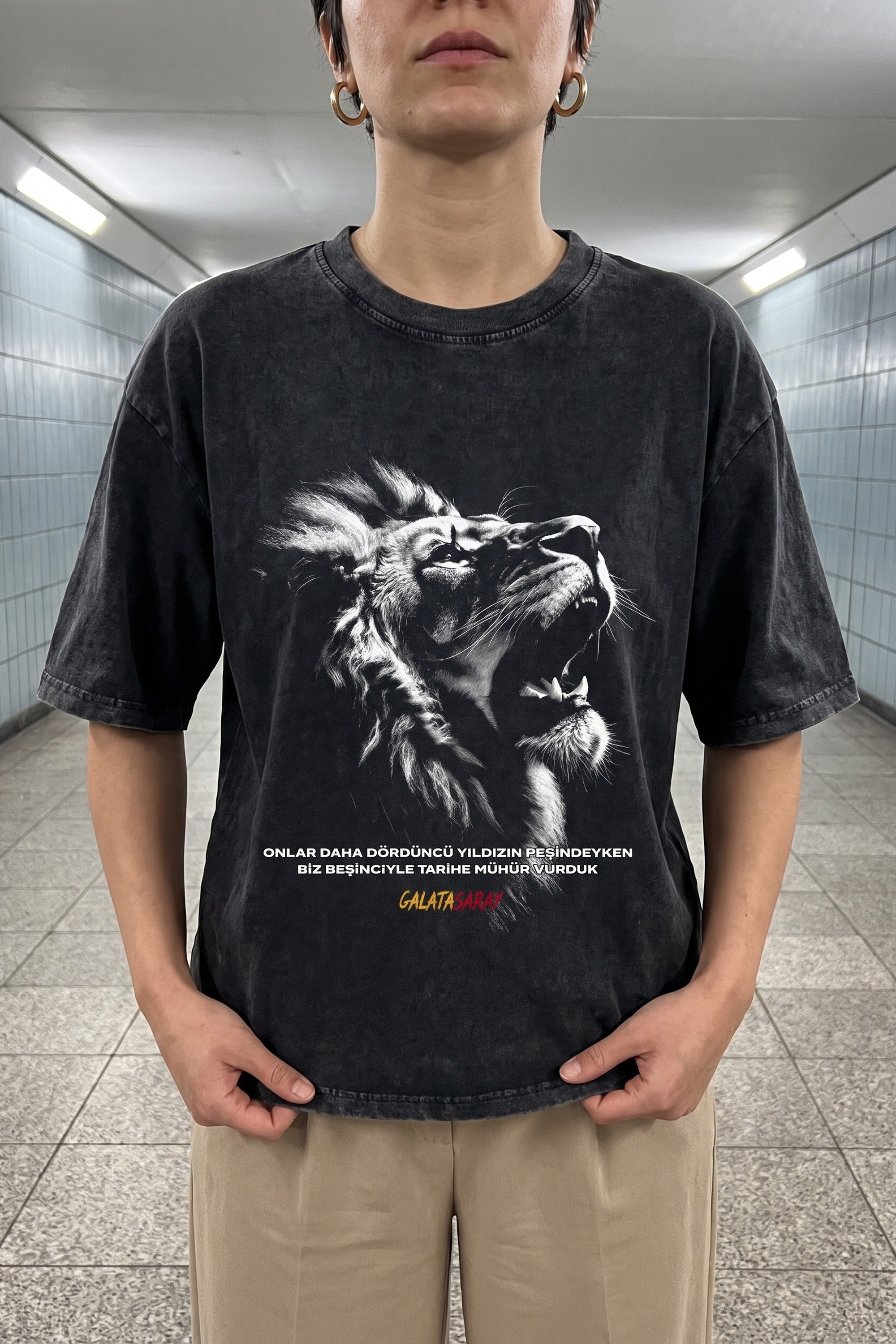 Galatasaray Cim Bom Washed T-Shirt in Washed Black – Model-Foto Damen, Nahaufnahme Frontprint