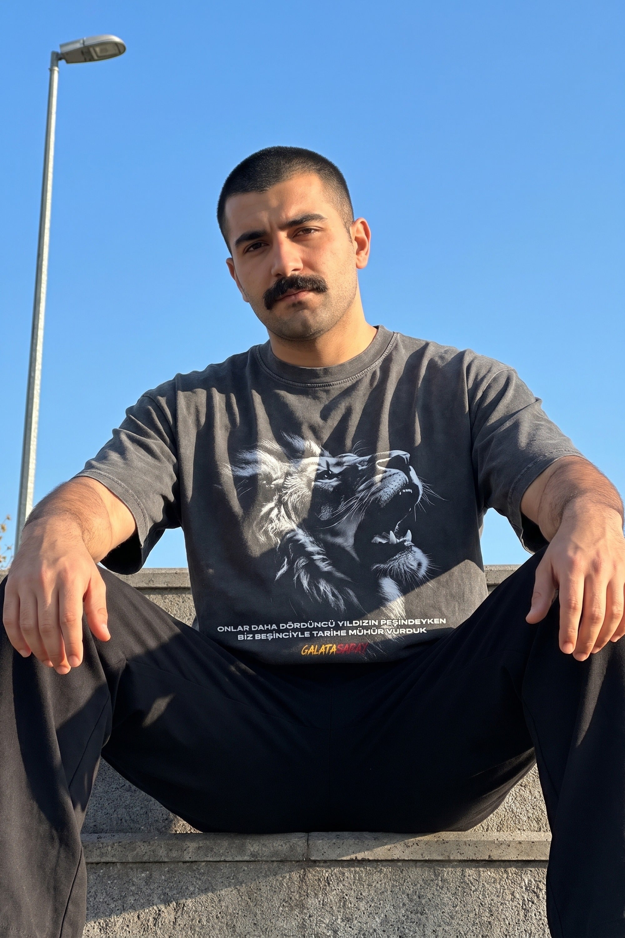Galatasaray Cim Bom Washed T-Shirt in Washed Black – Model-Foto Herren, Frontprint