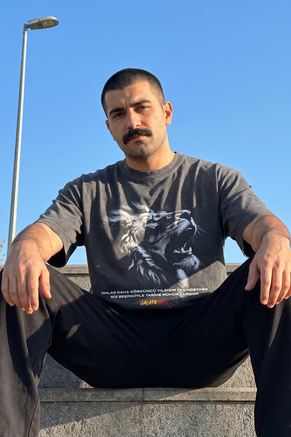Galatasaray Cim Bom Washed T-Shirt in Washed Black – Model-Foto Herren, Frontprint