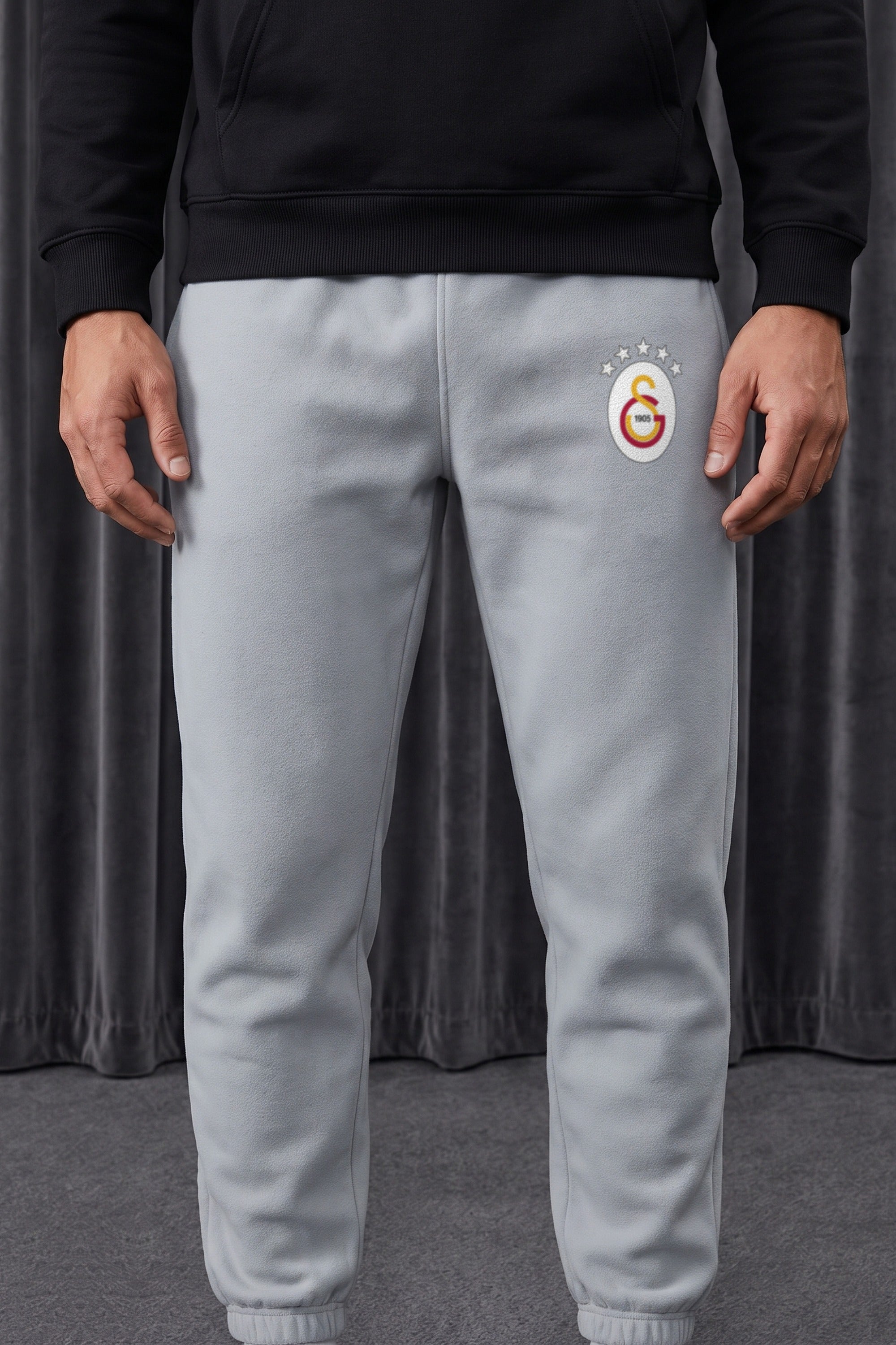 Galatasaray Jogger in Light Asphalt – Nahaufnahme des Prints