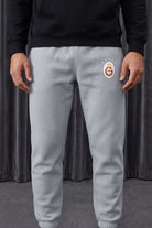 Galatasaray Jogger in Light Asphalt – Nahaufnahme des Prints