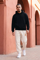 Galatasaray Jogger in Weiß – getragen im Studio
