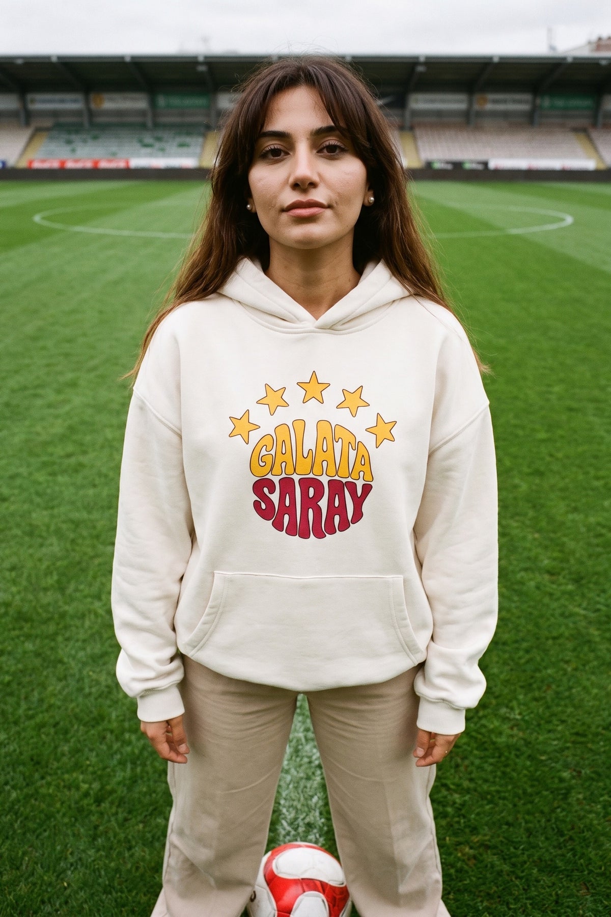 REALSTIL Galatasaray Oversized Hoodie White Sand – Model Damen