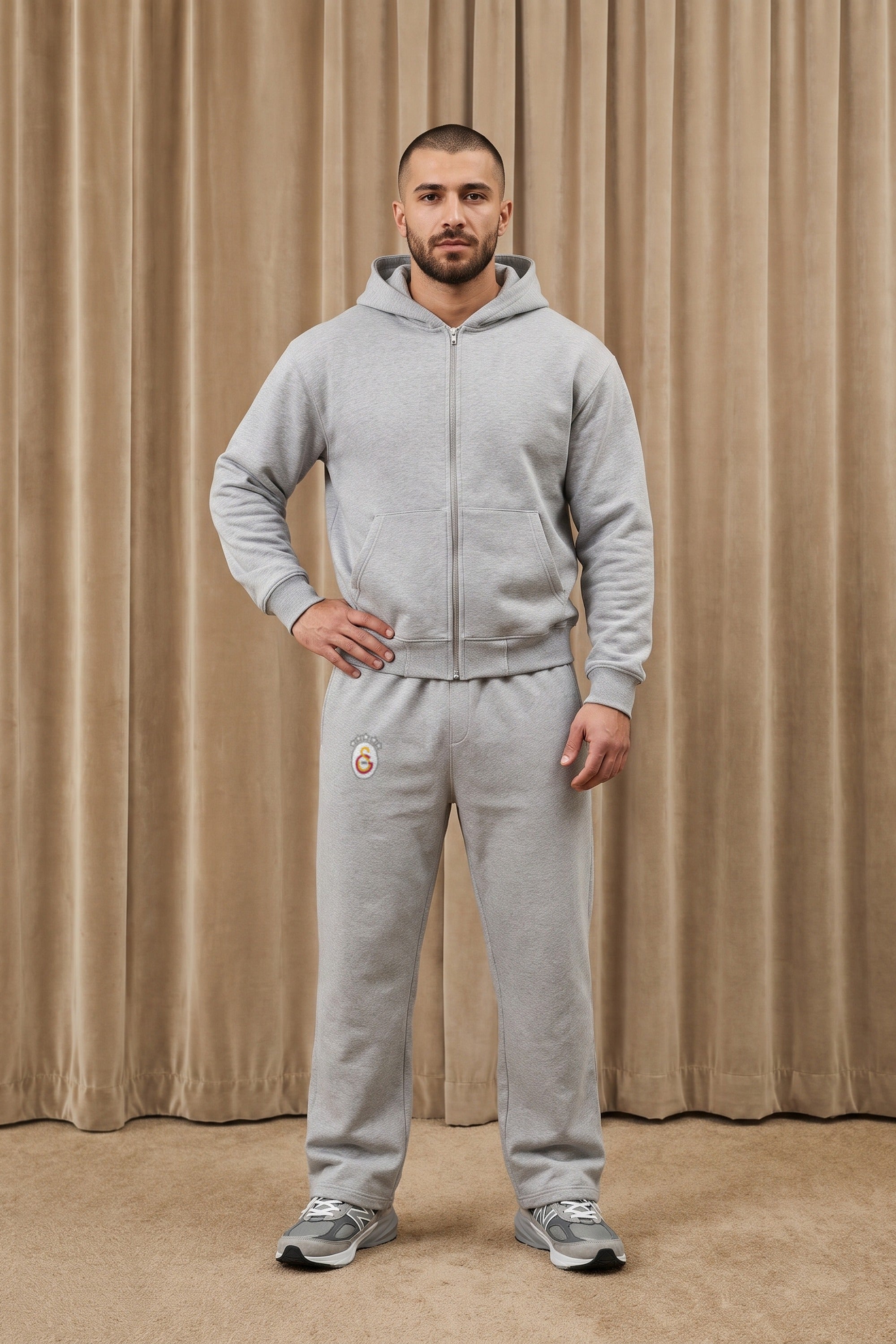 Galatasaray Oversized Jogger in Heather Grey – getragen im Studio